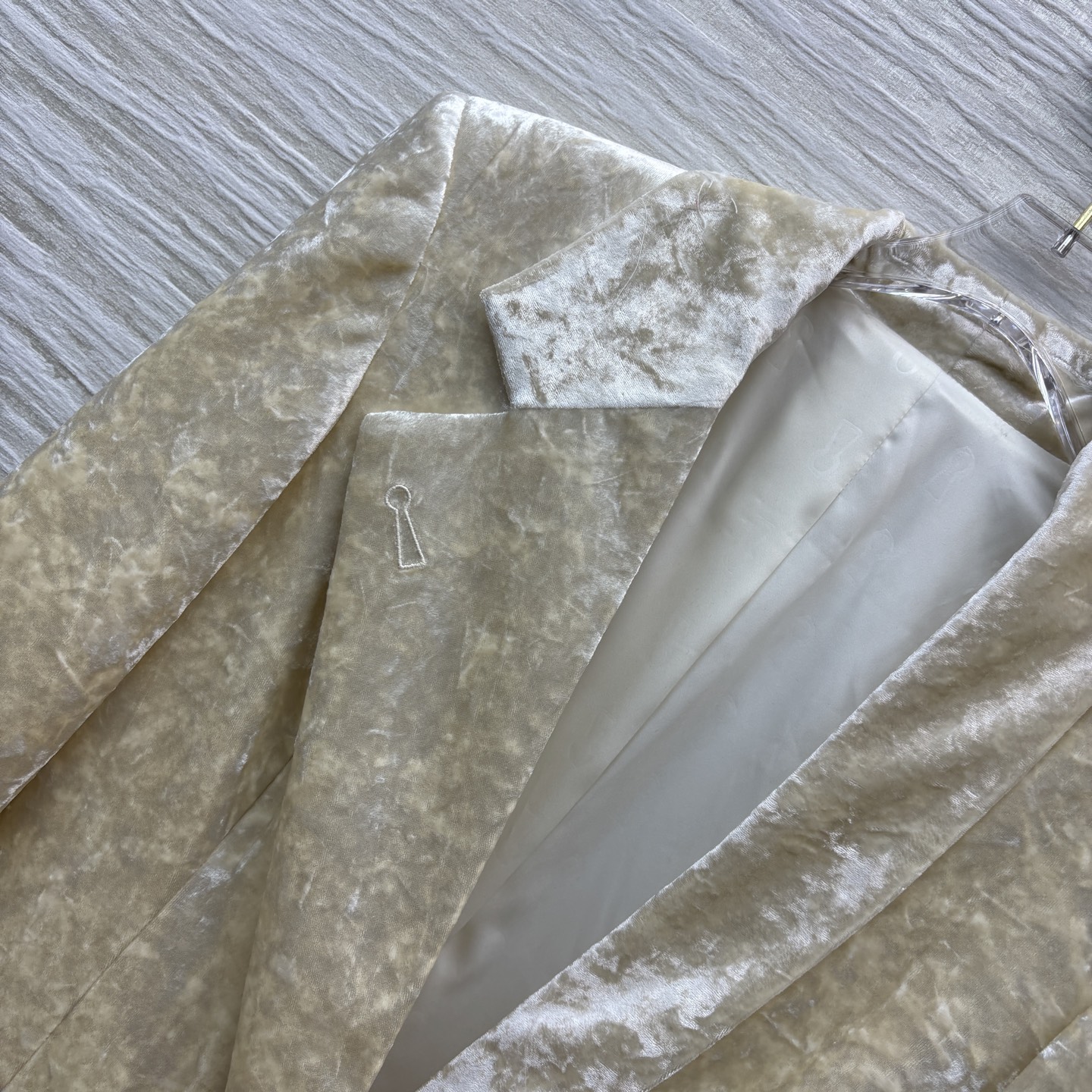 ￼ Sch 25秋冬 异形眼装饰丝绒大衣 采用进口质感细腻的天鹅绒材质 西装翻领排扣中长款版型 帅气利落