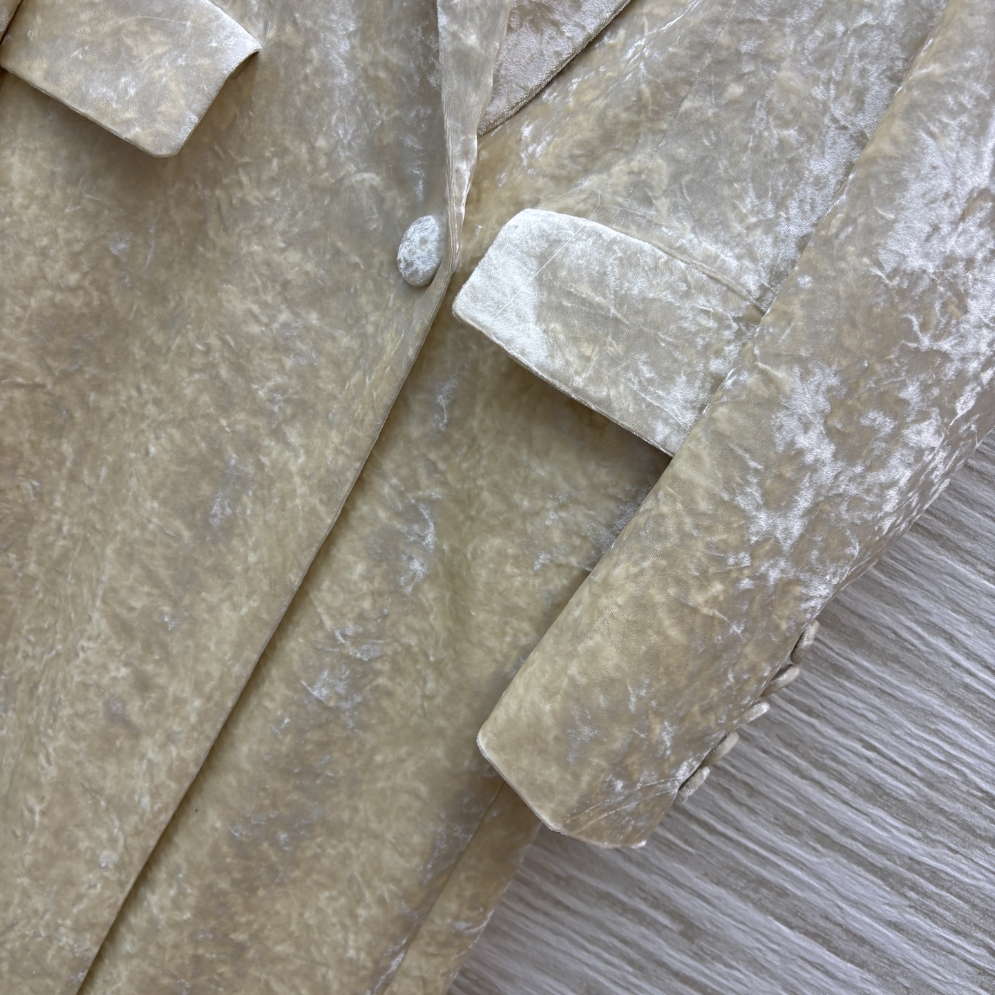 ￼ Sch 25秋冬 异形眼装饰丝绒大衣 采用进口质感细腻的天鹅绒材质 西装翻领排扣中长款版型 帅气利落