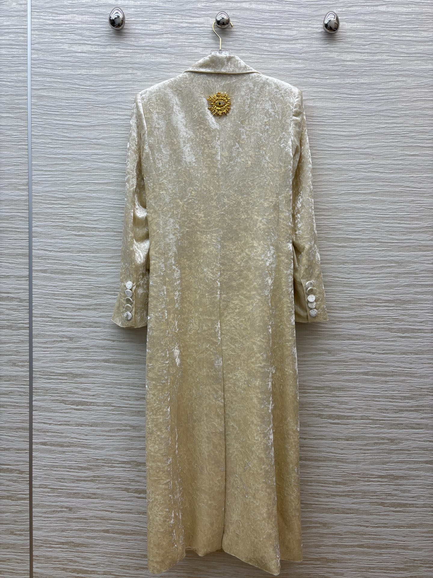 ￼ Sch 25秋冬 异形眼装饰丝绒大衣 采用进口质感细腻的天鹅绒材质 西装翻领排扣中长款版型 帅气利落