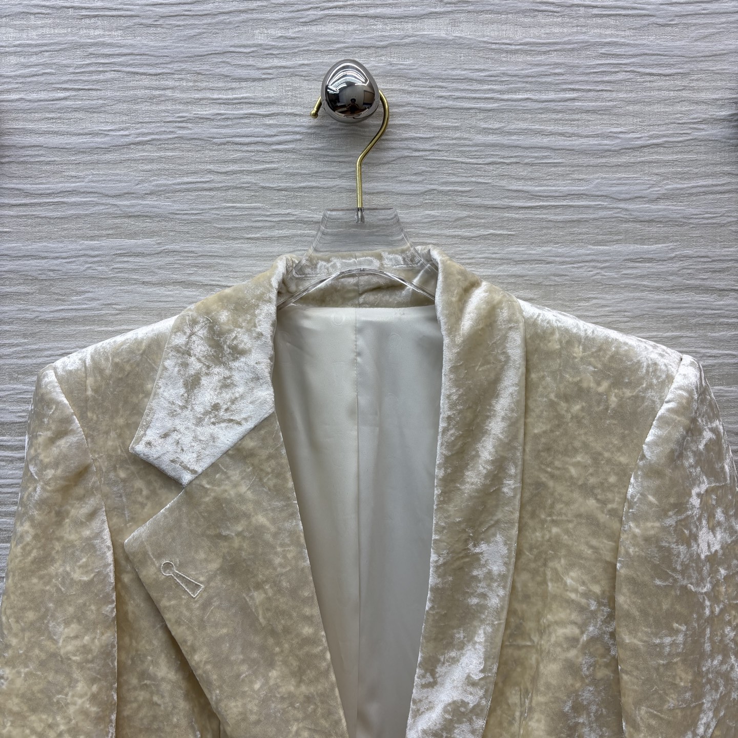 ￼ Sch 25秋冬 异形眼装饰丝绒大衣 采用进口质感细腻的天鹅绒材质 西装翻领排扣中长款版型 帅气利落