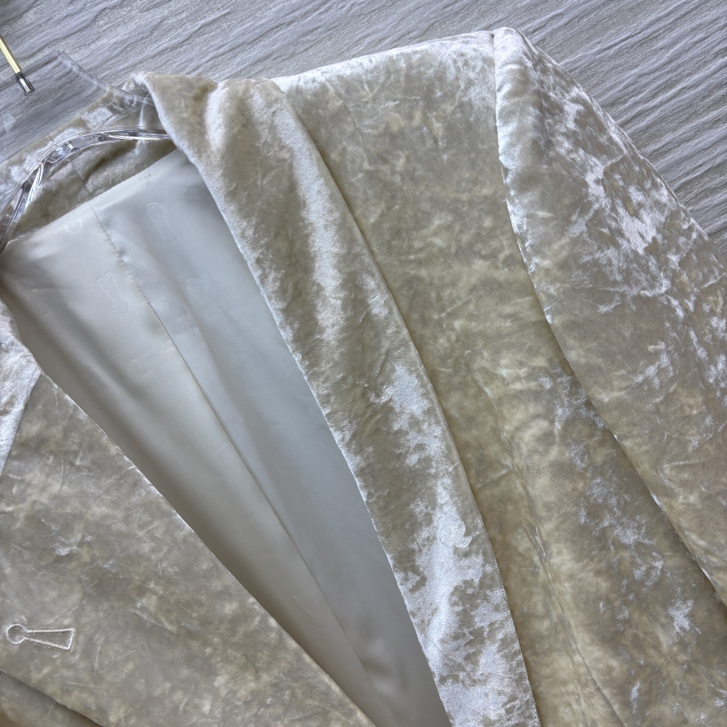 ￼ Sch 25秋冬 异形眼装饰丝绒大衣 采用进口质感细腻的天鹅绒材质 西装翻领排扣中长款版型 帅气利落