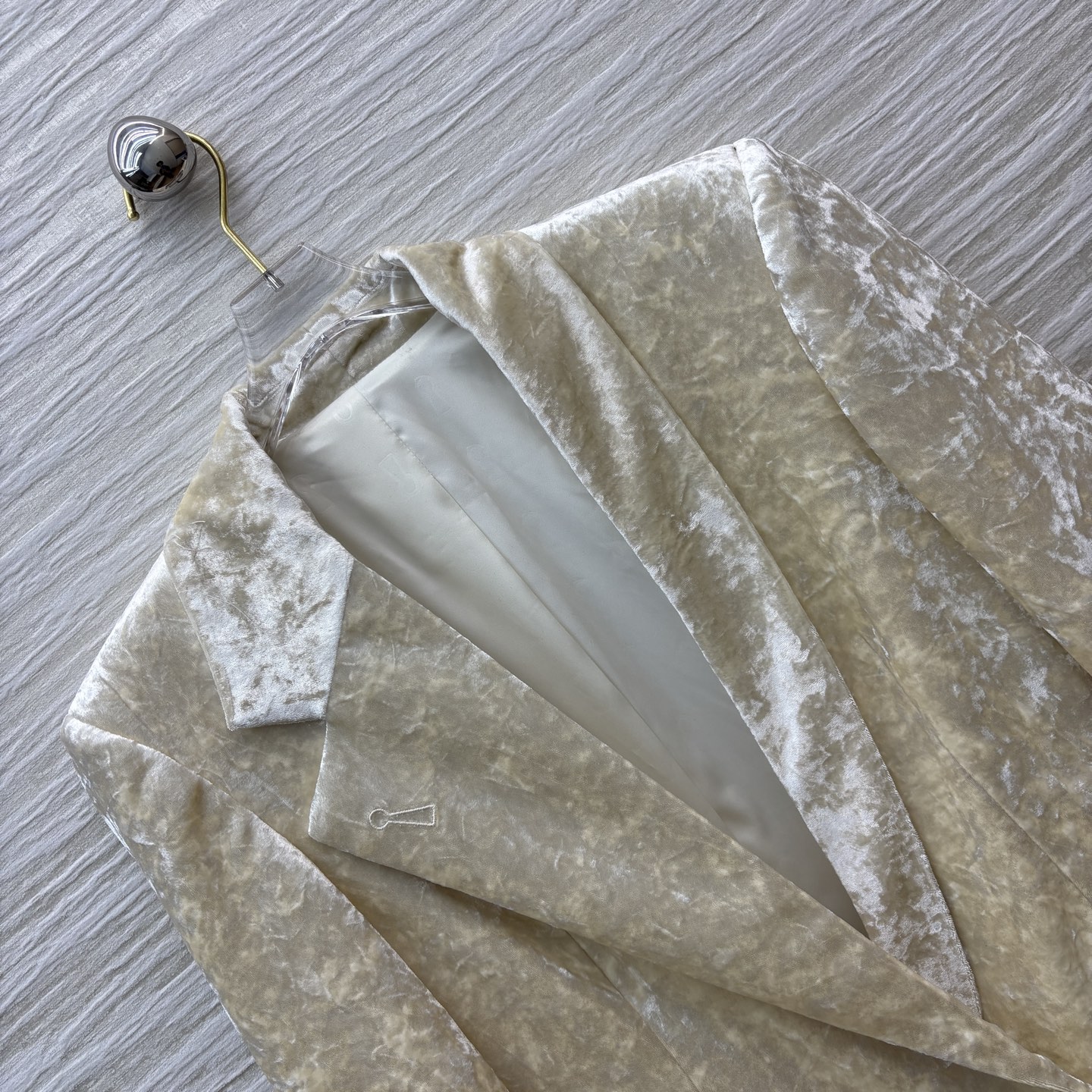 ￼ Sch 25秋冬 异形眼装饰丝绒大衣 采用进口质感细腻的天鹅绒材质 西装翻领排扣中长款版型 帅气利落