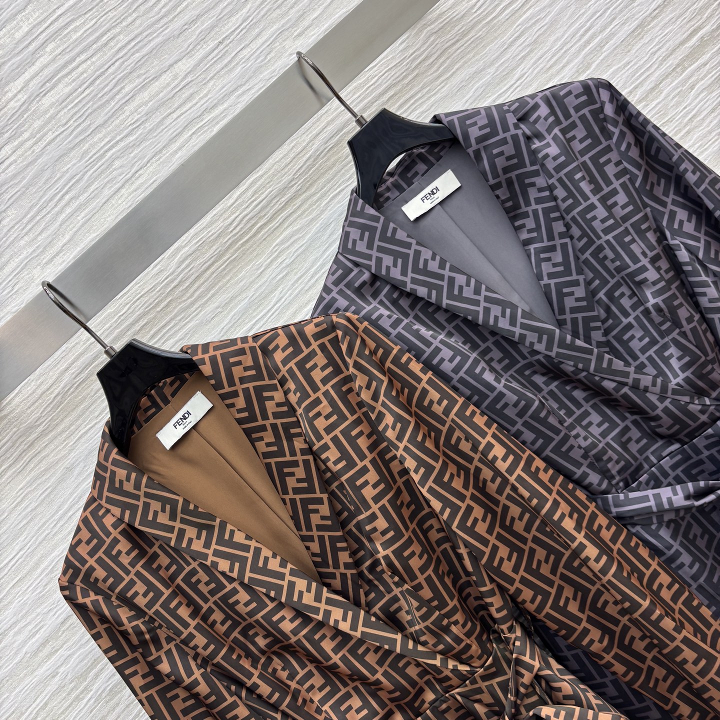 “Stylish Hip-Hop Waist Styles with Two-Colored Shirts and Belts” - 图片 3