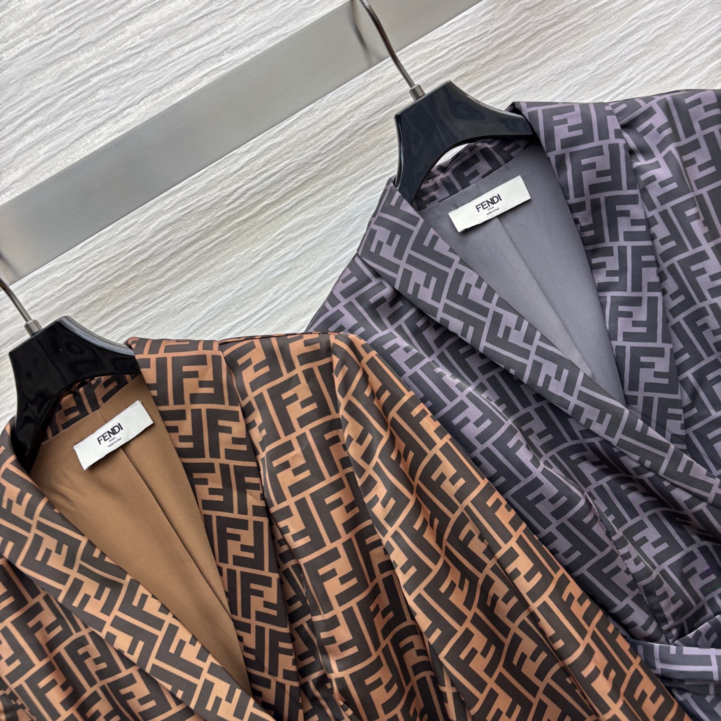 “Stylish Hip-Hop Waist Styles with Two-Colored Shirts and Belts” - 图片 4