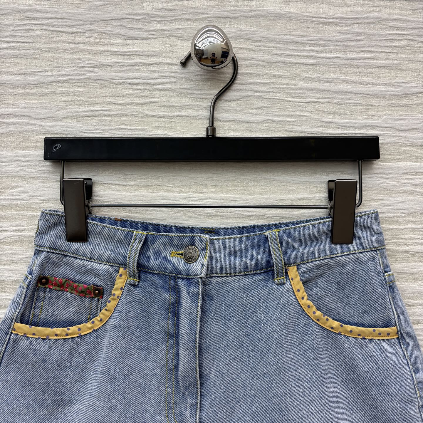 “High Waist Pocket Jeans for Young Girls: 25 Years of V Family Packaging & Original Femininity Suit” - 图片 2