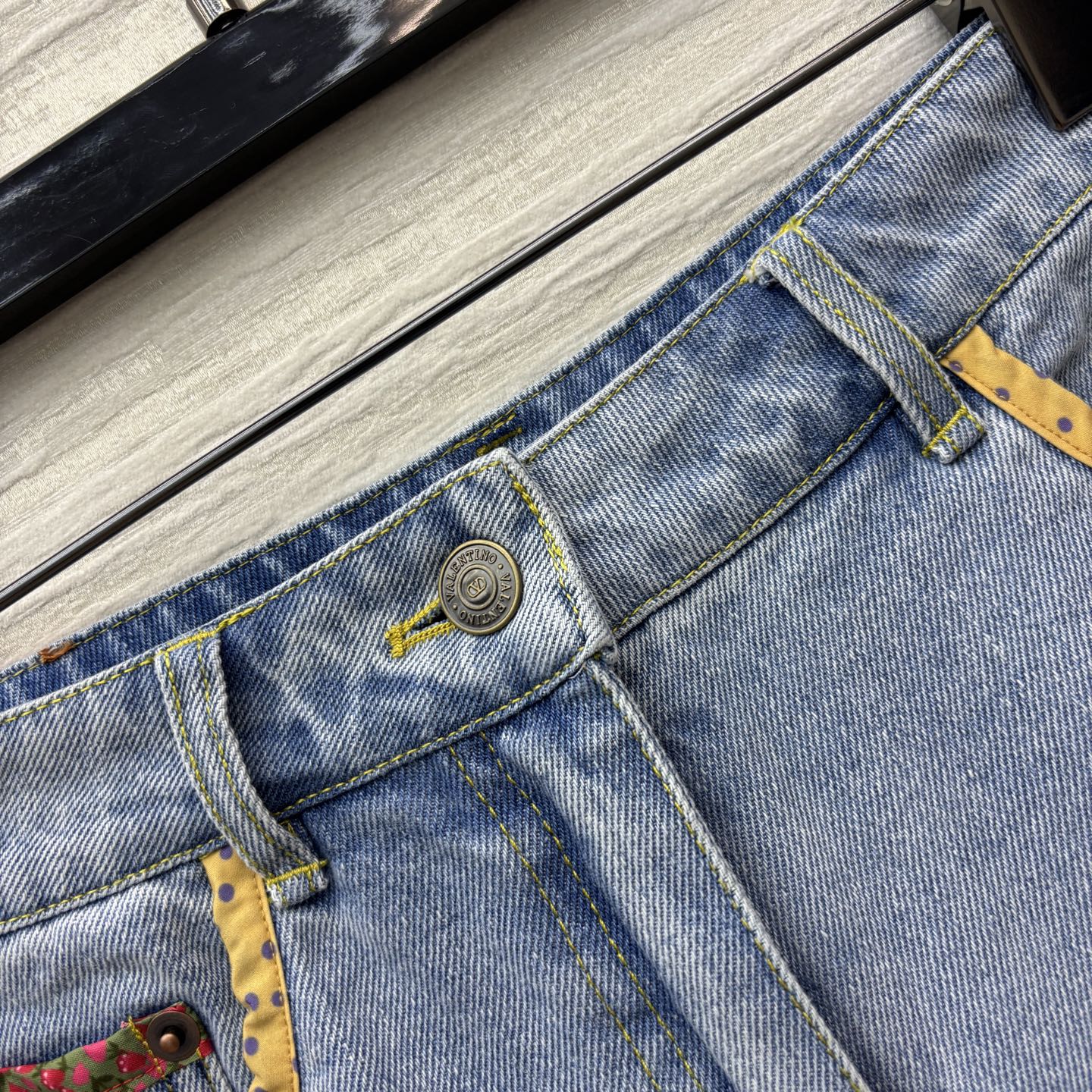 “High Waist Pocket Jeans for Young Girls: 25 Years of V Family Packaging & Original Femininity Suit” - 图片 5