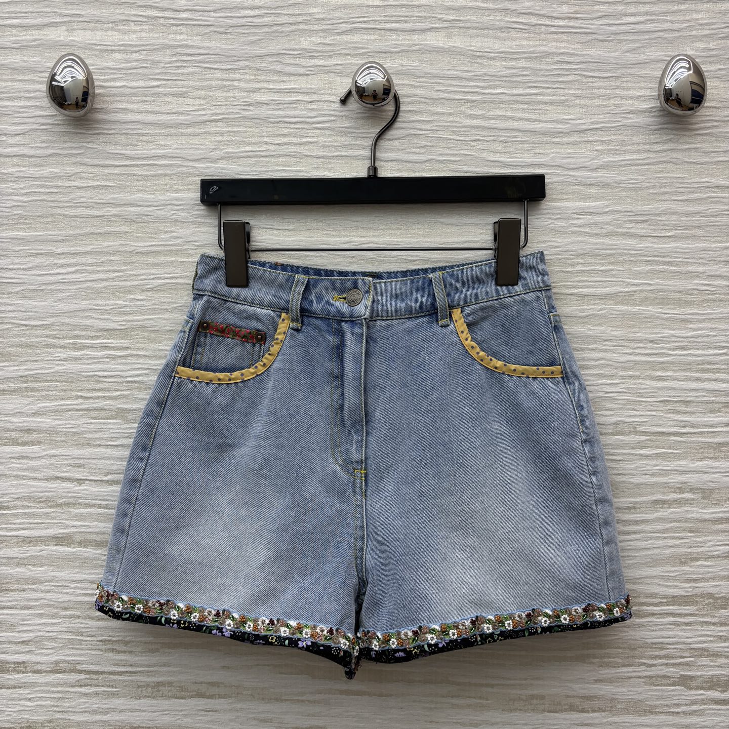 “High Waist Pocket Jeans for Young Girls: 25 Years of V Family Packaging & Original Femininity Suit”