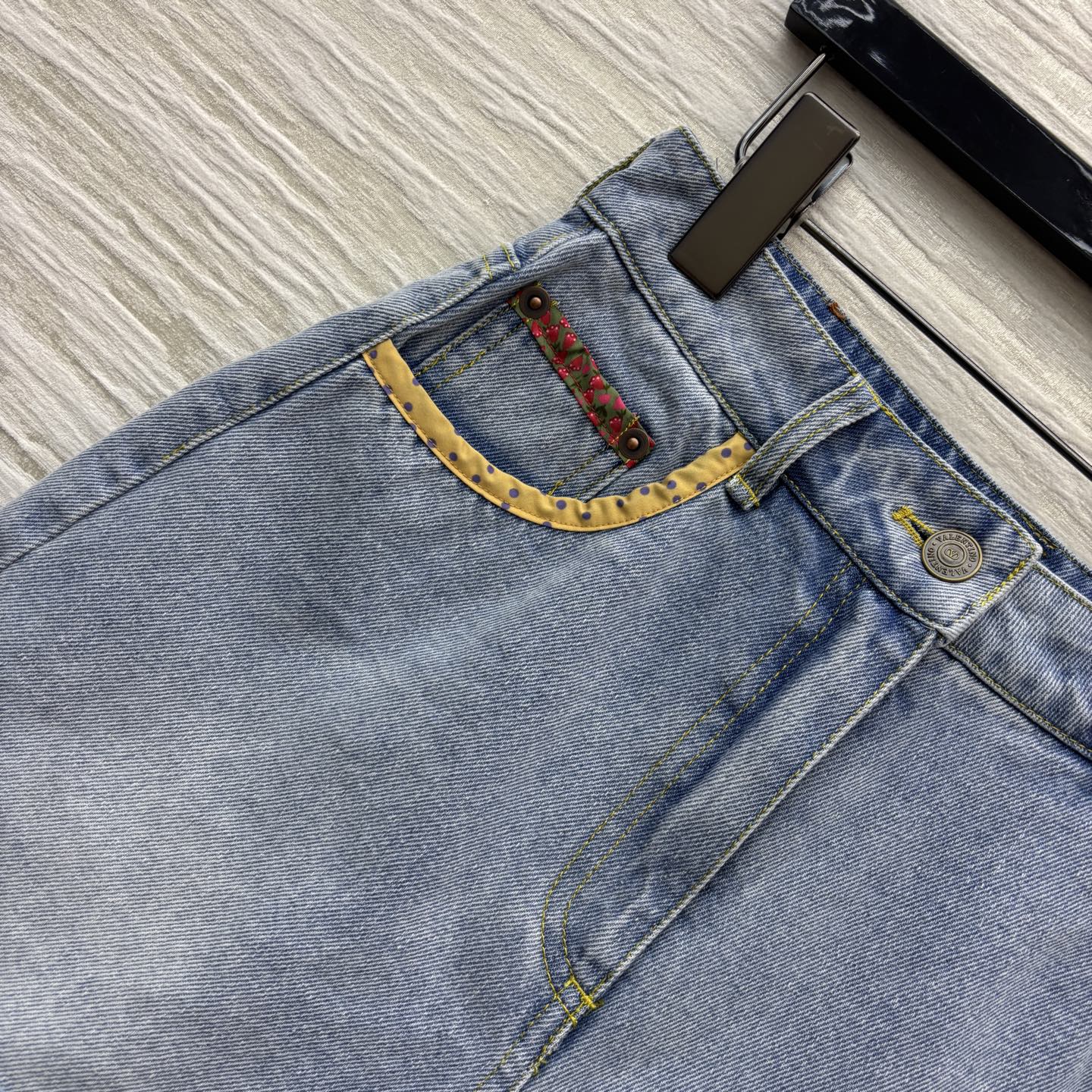 “High Waist Pocket Jeans for Young Girls: 25 Years of V Family Packaging & Original Femininity Suit” - 图片 3