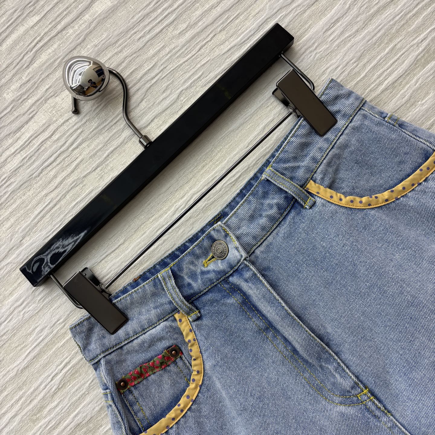 “High Waist Pocket Jeans for Young Girls: 25 Years of V Family Packaging & Original Femininity Suit” - 图片 4