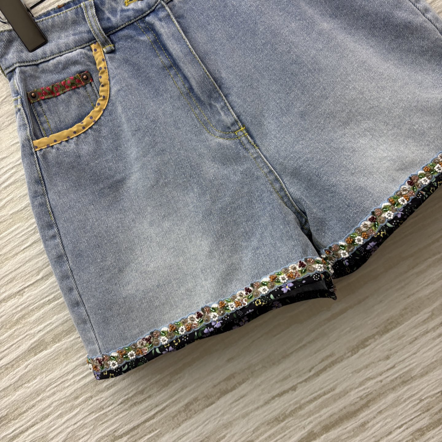 “High Waist Pocket Jeans for Young Girls: 25 Years of V Family Packaging & Original Femininity Suit” - 图片 6