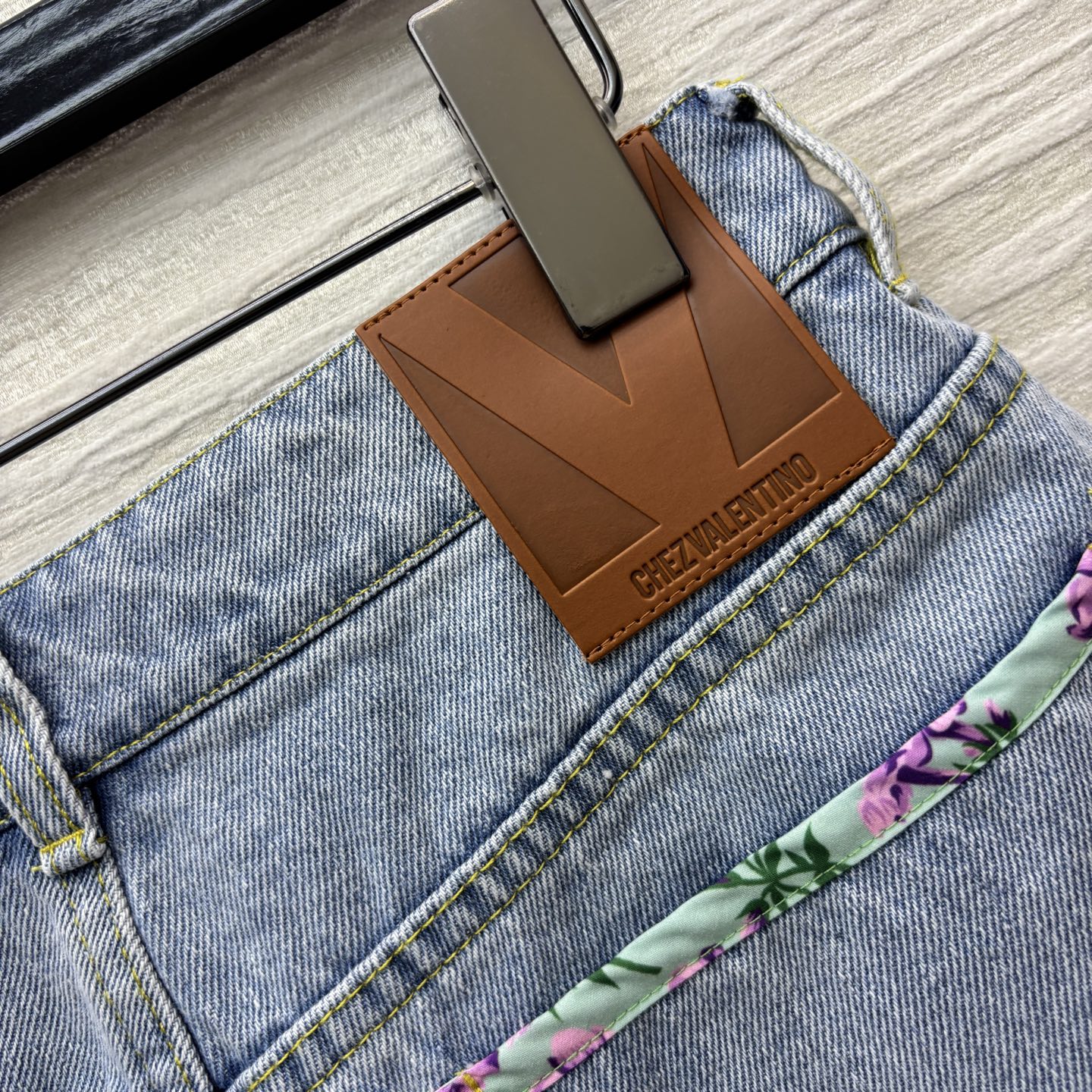 “High Waist Pocket Jeans for Young Girls: 25 Years of V Family Packaging & Original Femininity Suit” - 图片 8
