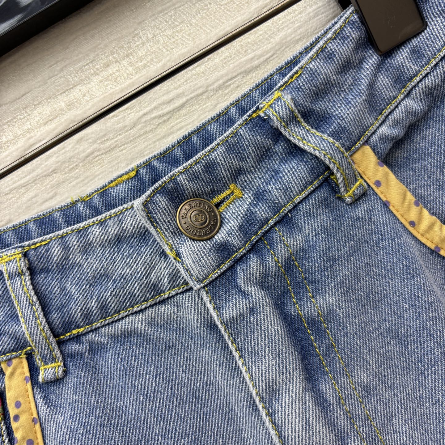“High-Side Straight-Barrel Jeans: 25 New Pairs for Bad-Ass Women with Versatile Style and Comfort” - 图片 5