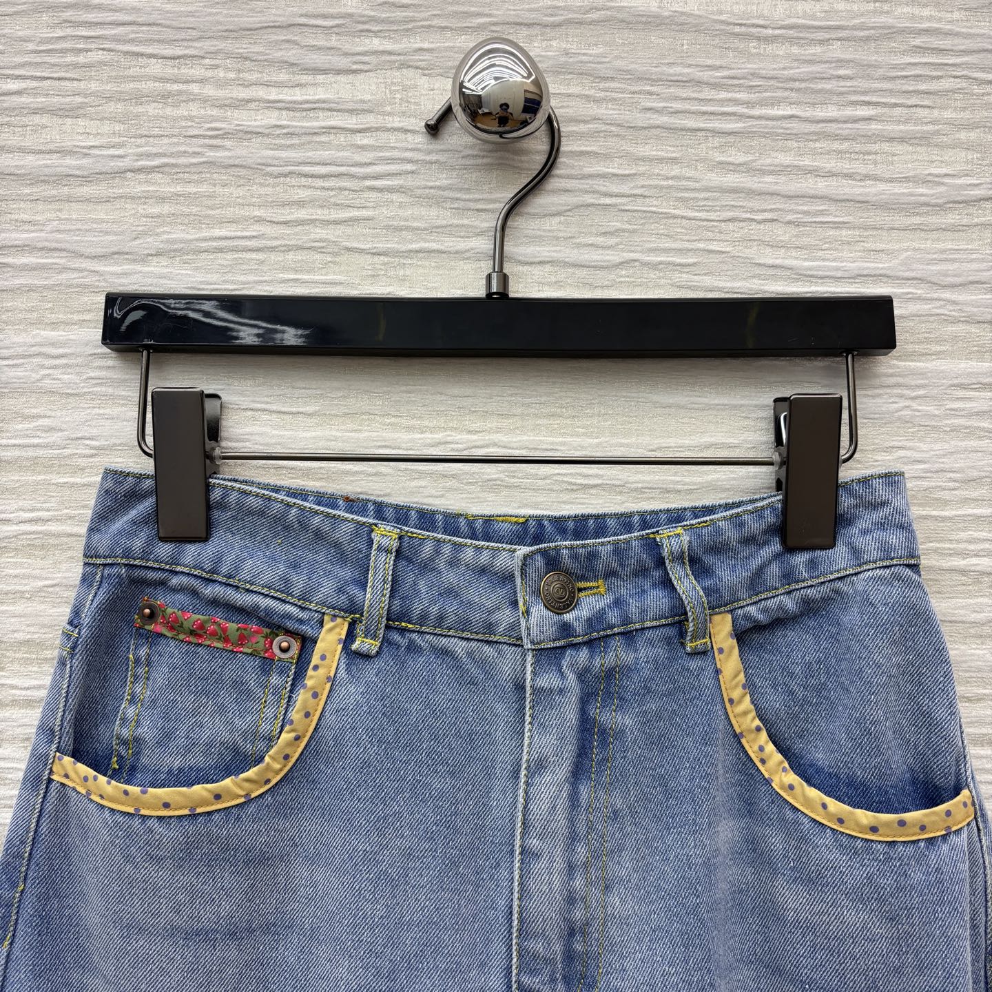 “High-Side Straight-Barrel Jeans: 25 New Pairs for Bad-Ass Women with Versatile Style and Comfort” - 图片 2