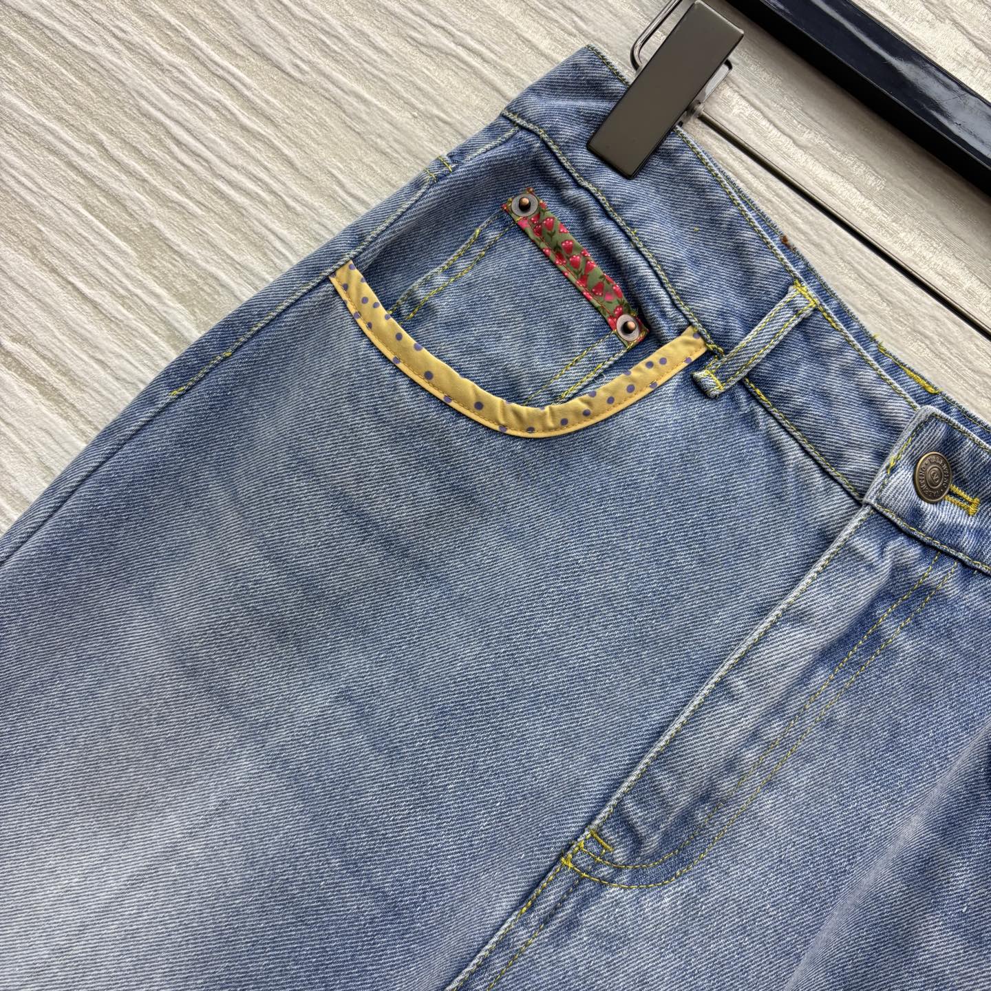 “High-Side Straight-Barrel Jeans: 25 New Pairs for Bad-Ass Women with Versatile Style and Comfort” - 图片 3