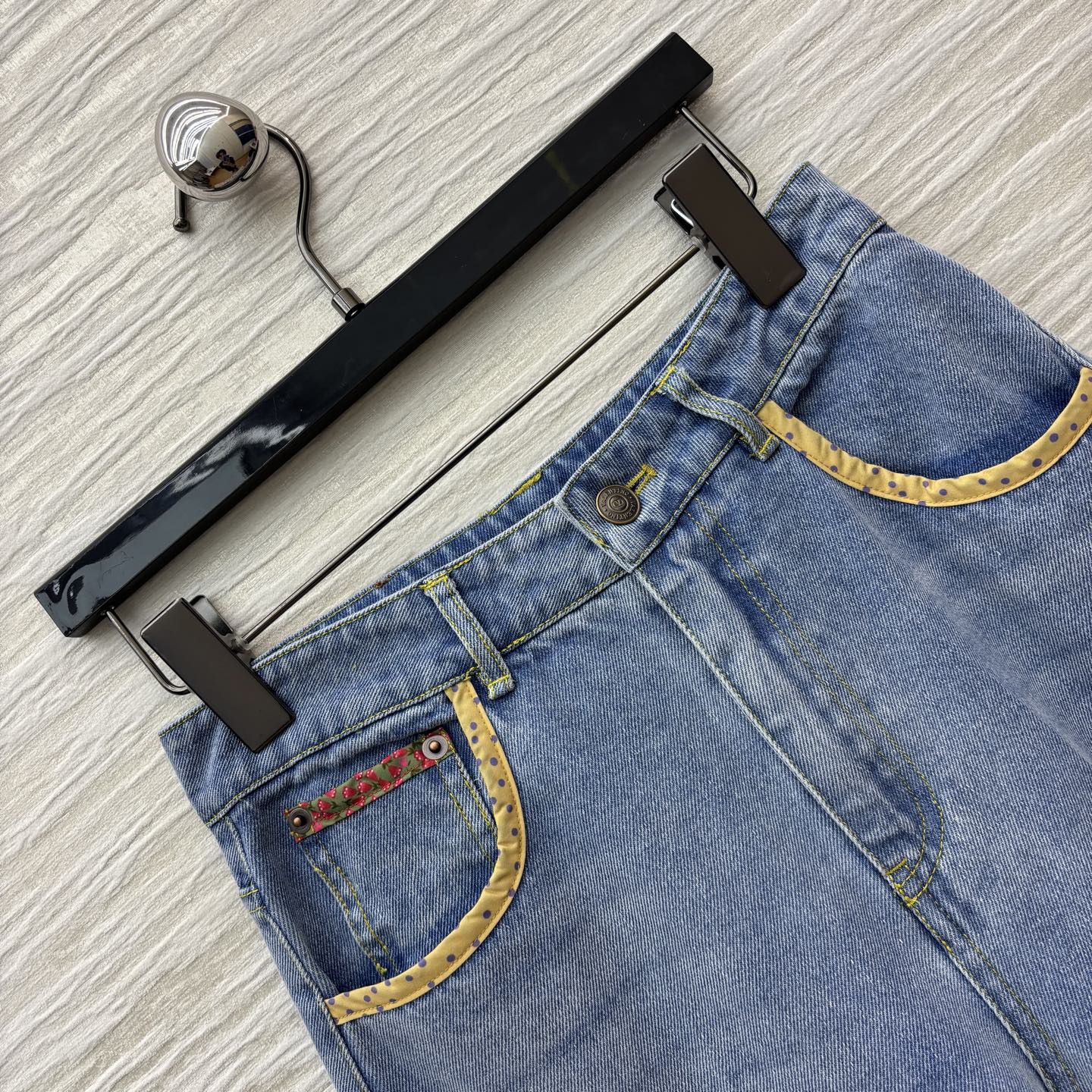 “High-Side Straight-Barrel Jeans: 25 New Pairs for Bad-Ass Women with Versatile Style and Comfort” - 图片 4