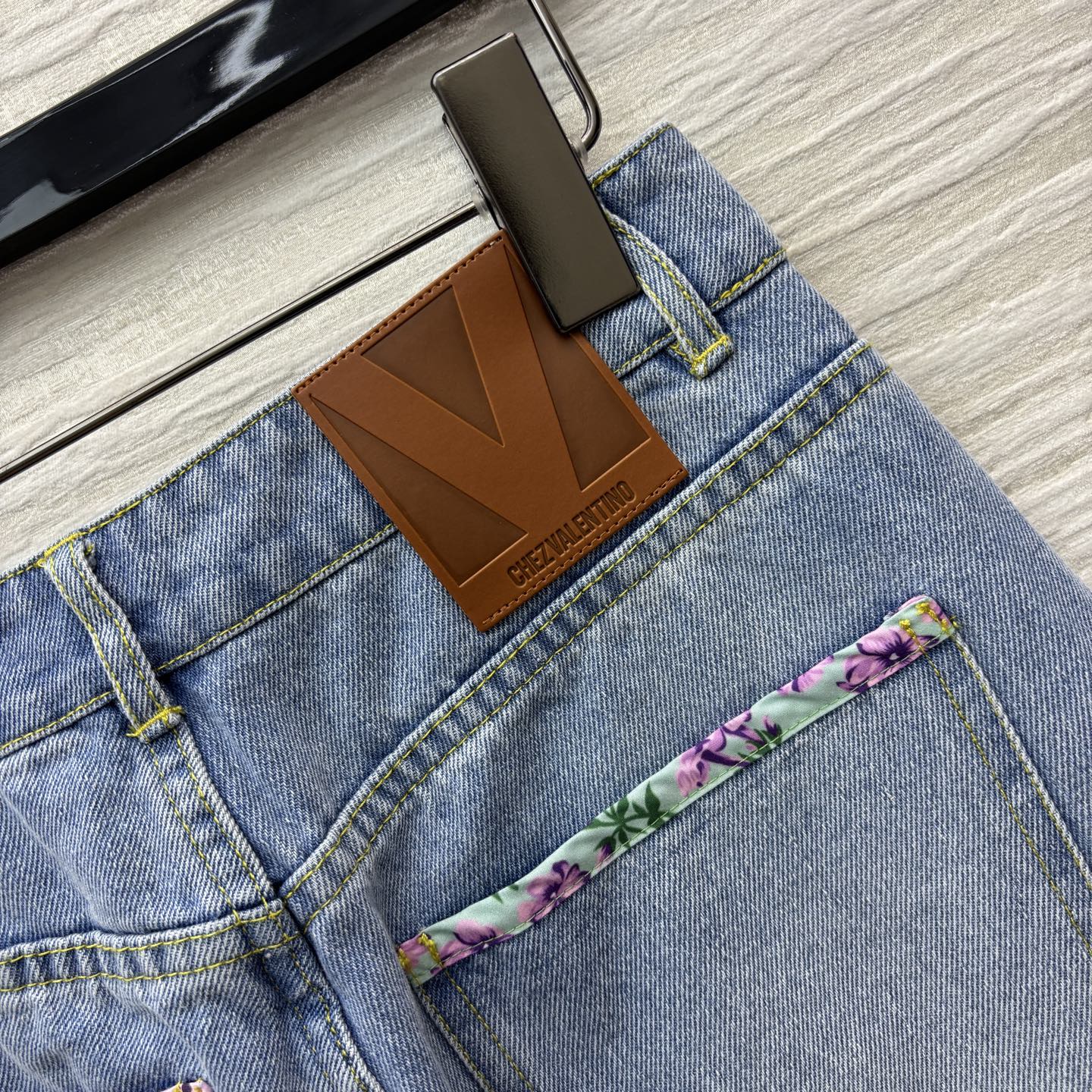 “High-Side Straight-Barrel Jeans: 25 New Pairs for Bad-Ass Women with Versatile Style and Comfort” - 图片 8