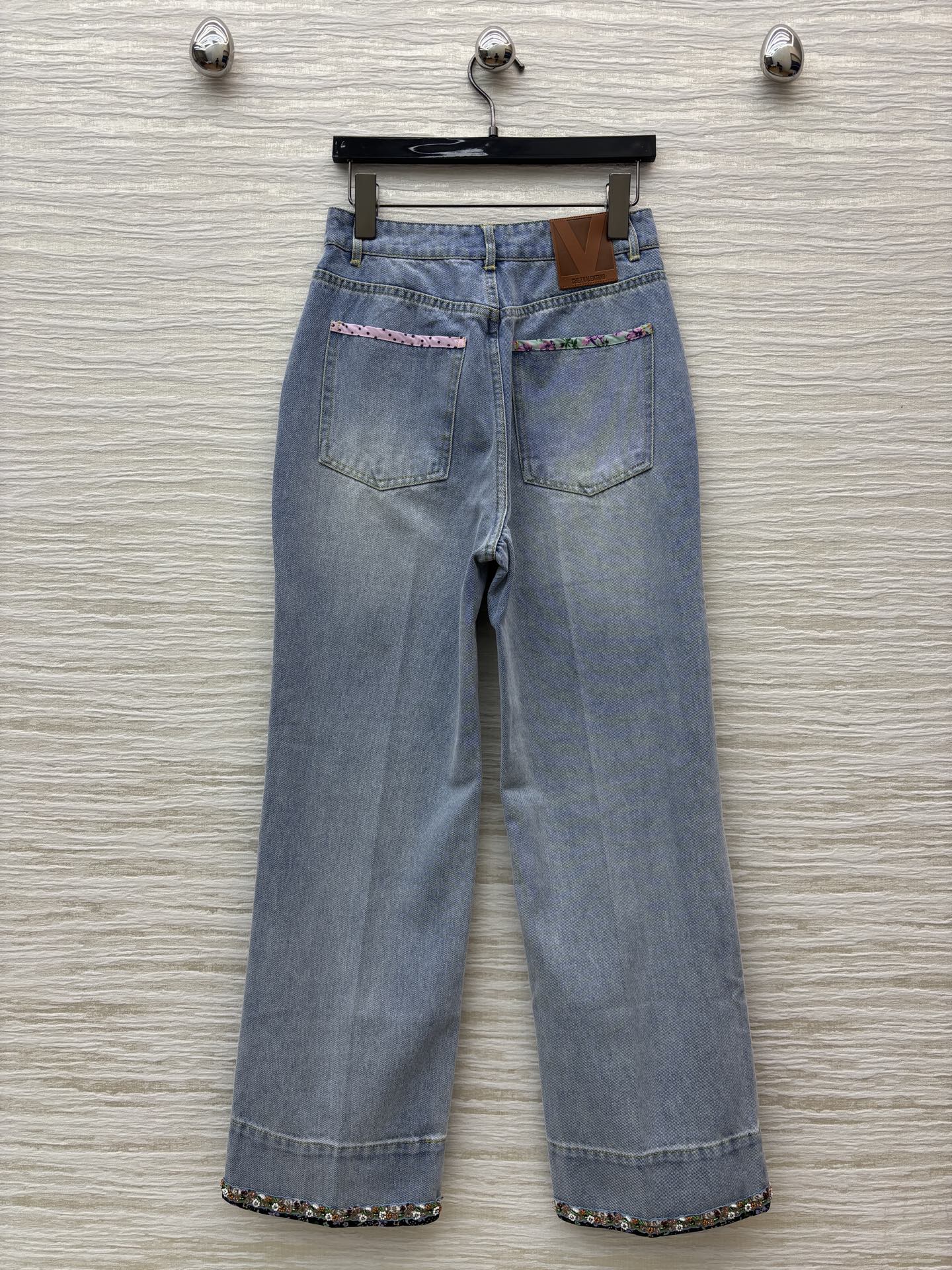 “High-Side Straight-Barrel Jeans: 25 New Pairs for Bad-Ass Women with Versatile Style and Comfort” - 图片 7