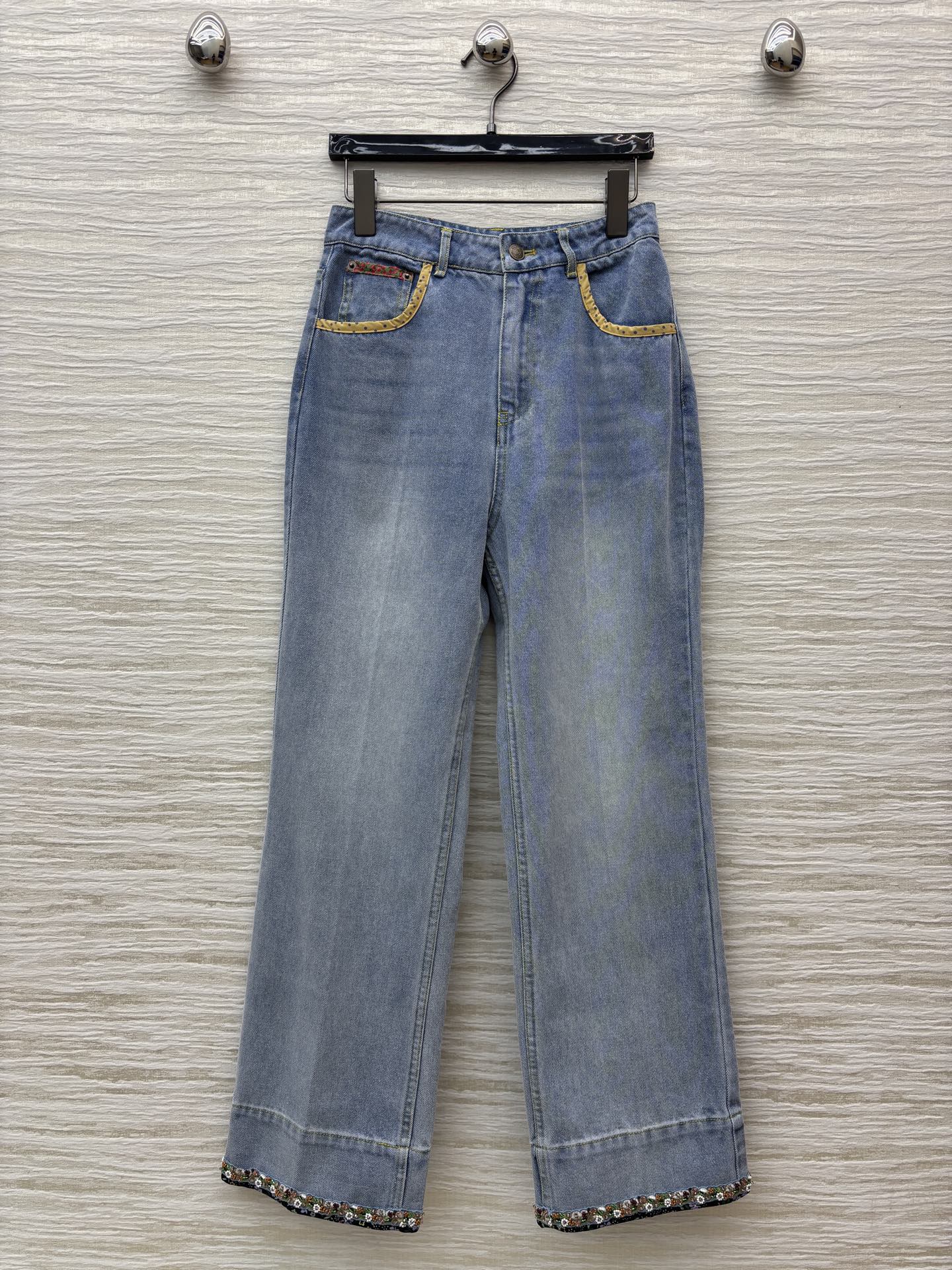 “High-Side Straight-Barrel Jeans: 25 New Pairs for Bad-Ass Women with Versatile Style and Comfort”