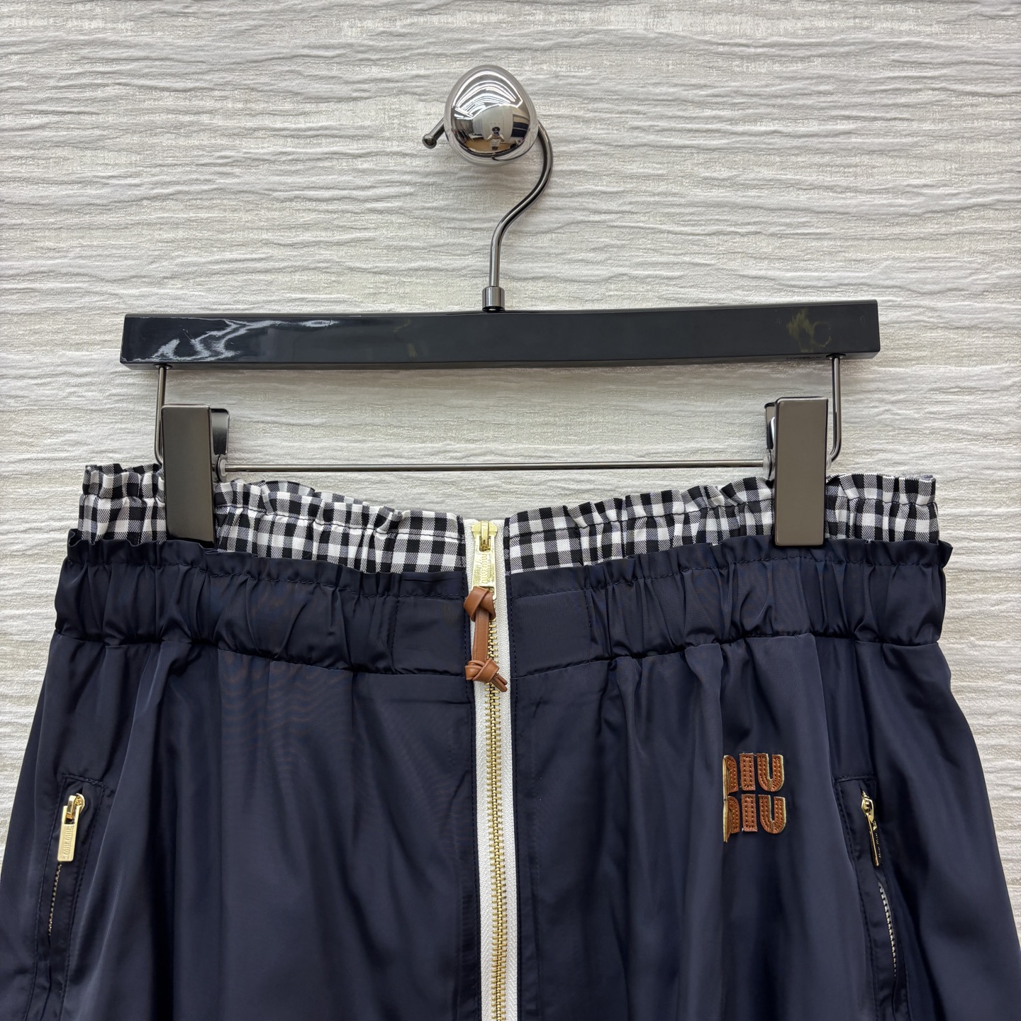Title: P648 One-Size-Fits-All Dress with Stylish Design Summary: Versatile dress with unique details like embroidered logo dots and zipper umbrella design in various sizes. - 图片 2