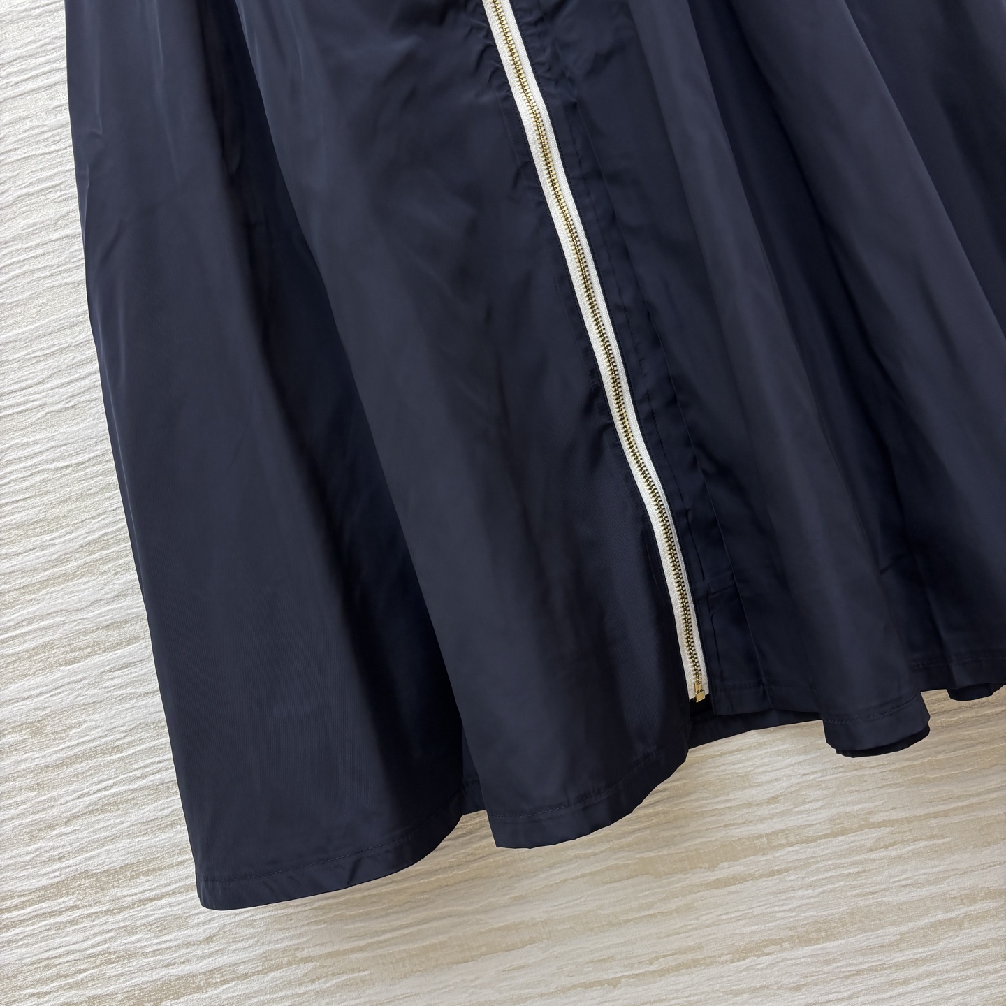 Title: P648 One-Size-Fits-All Dress with Stylish Design Summary: Versatile dress with unique details like embroidered logo dots and zipper umbrella design in various sizes. - 图片 6