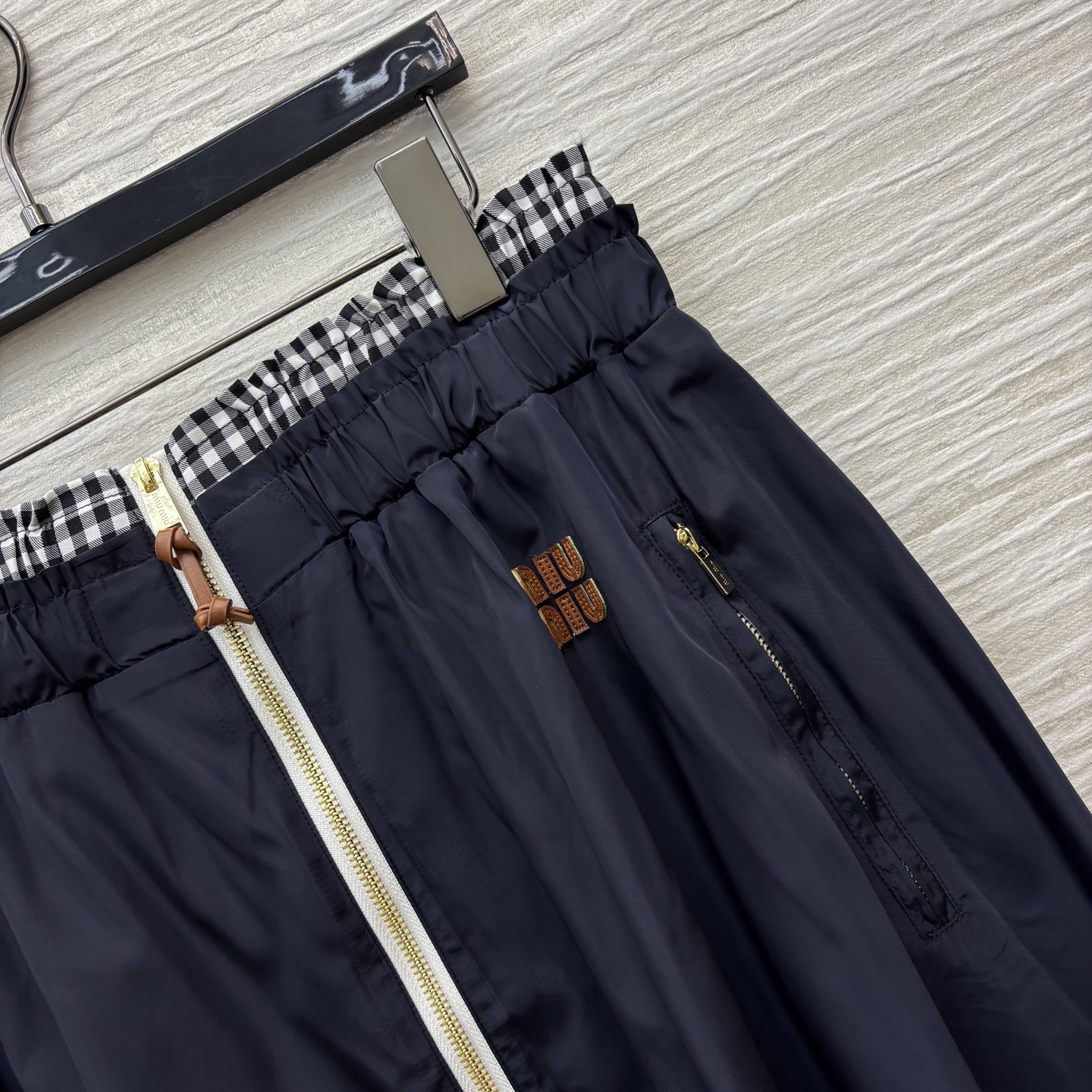 Title: P648 One-Size-Fits-All Dress with Stylish Design Summary: Versatile dress with unique details like embroidered logo dots and zipper umbrella design in various sizes. - 图片 5