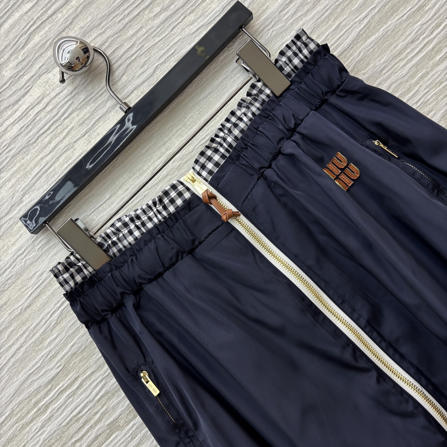 Title: P648 One-Size-Fits-All Dress with Stylish Design Summary: Versatile dress with unique details like embroidered logo dots and zipper umbrella design in various sizes. - 图片 3