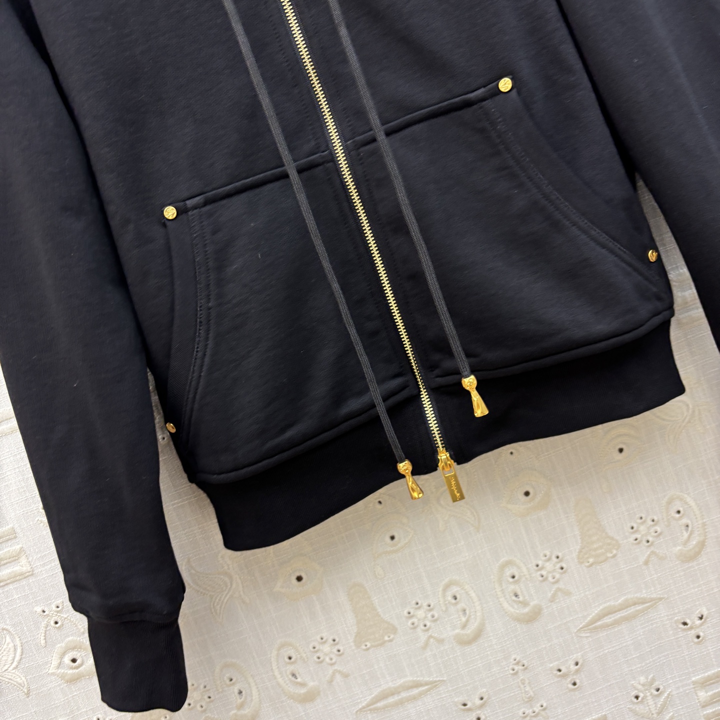 Versatile One-Size-Fits-All Dress with Autumn Recreational Suit and Classic Gold Decorations - 图片 6