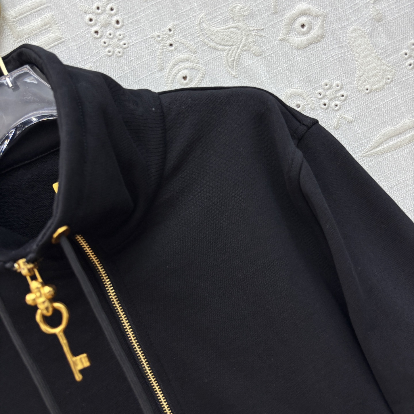 Versatile One-Size-Fits-All Dress with Autumn Recreational Suit and Classic Gold Decorations - 图片 5