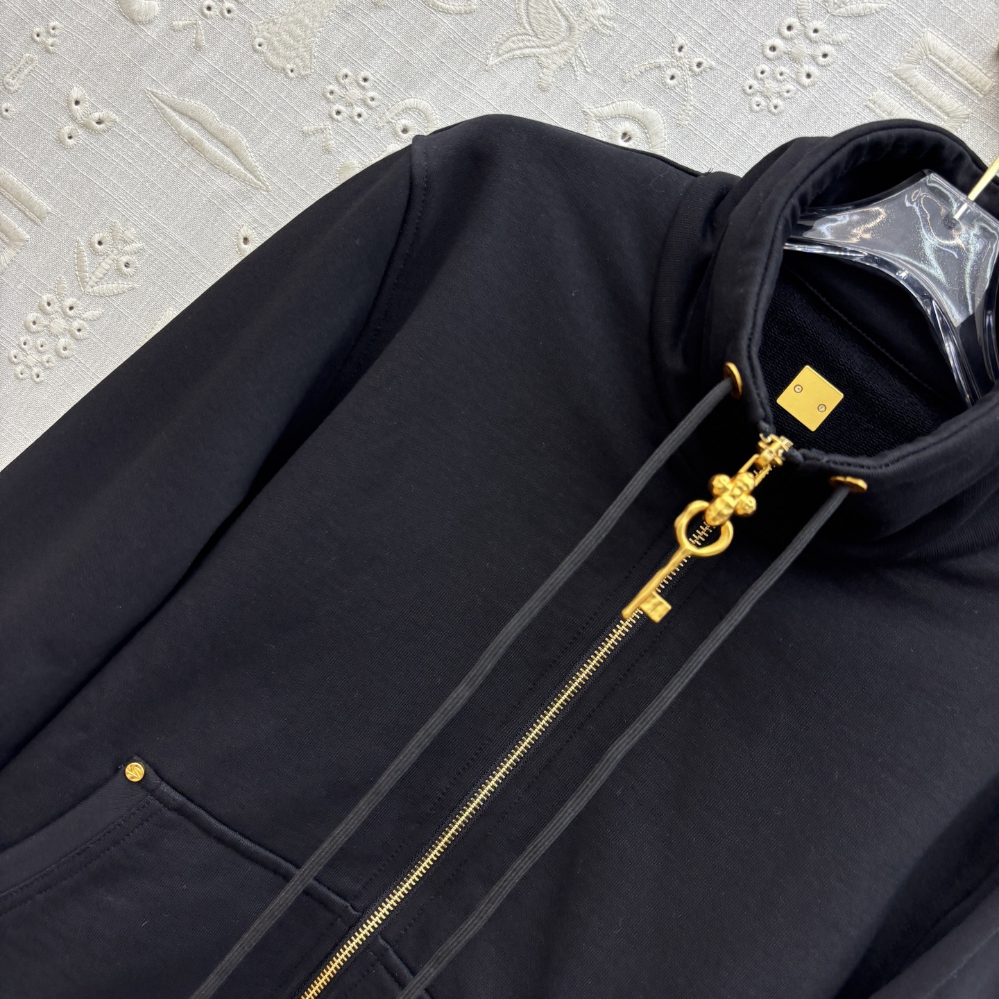Versatile One-Size-Fits-All Dress with Autumn Recreational Suit and Classic Gold Decorations - 图片 3