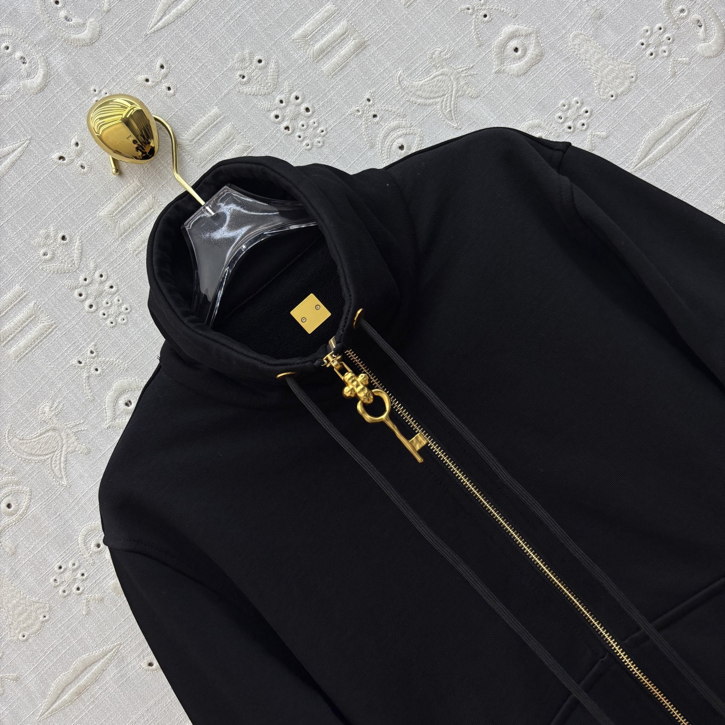 Versatile One-Size-Fits-All Dress with Autumn Recreational Suit and Classic Gold Decorations - 图片 4