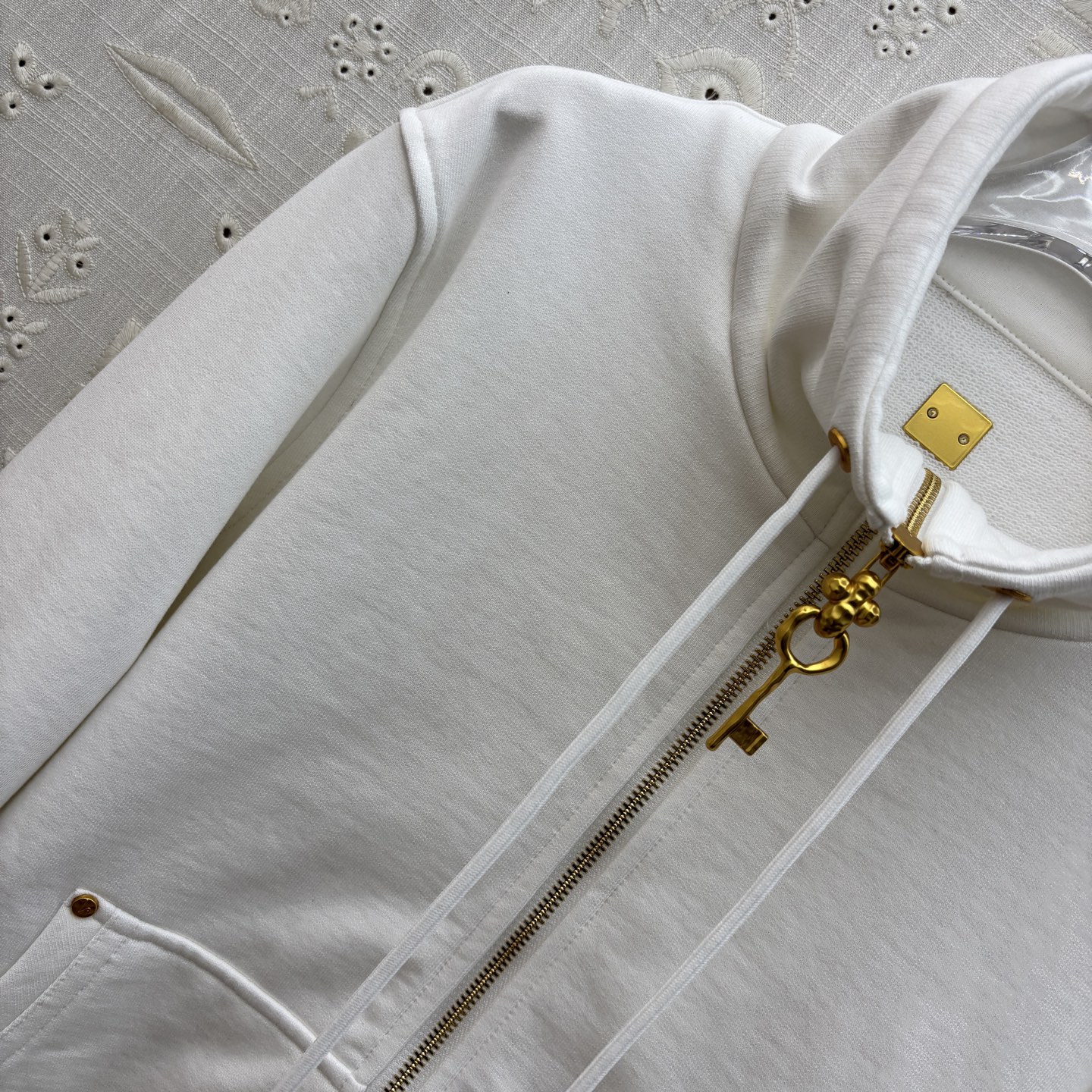“Versatile P768 One-Size-Fits-All Dress with Autumn Recreational Suit and Gold Decorations” - 图片 3