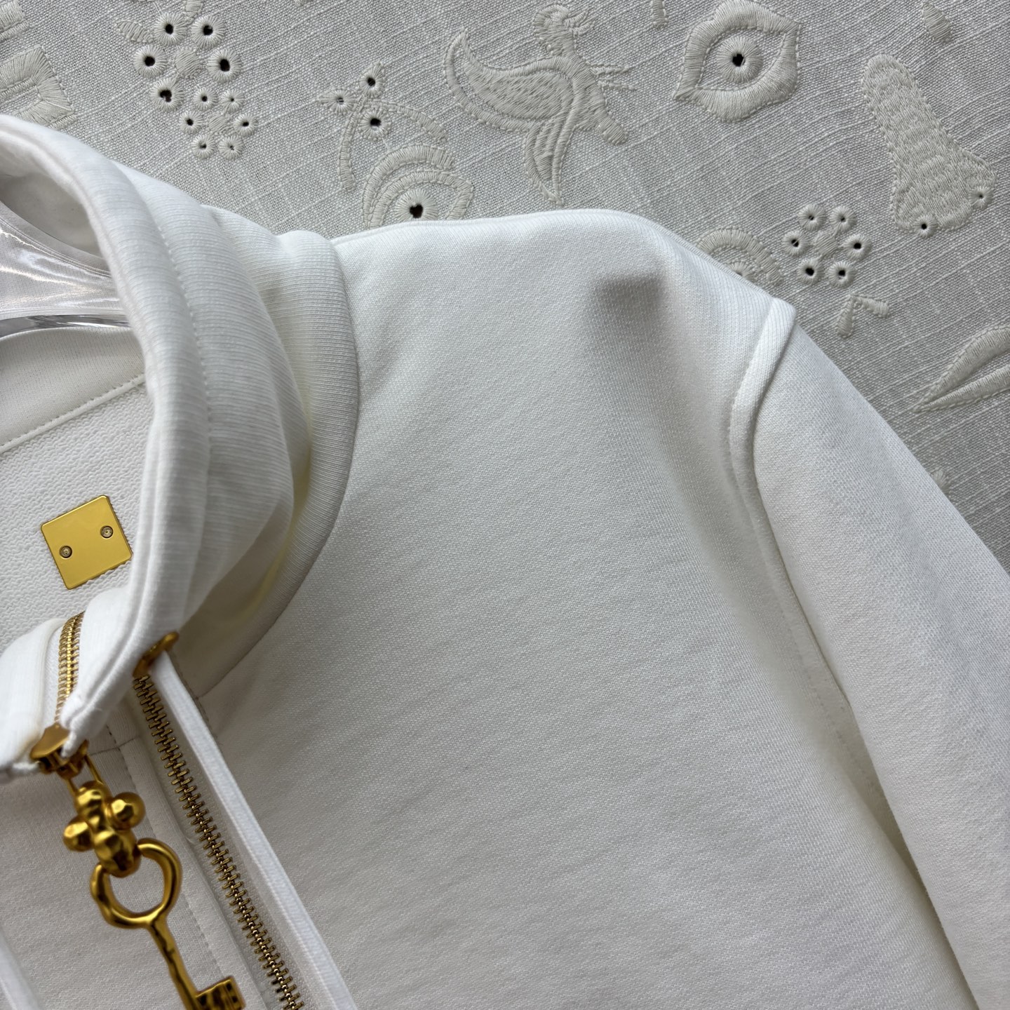 “Versatile P768 One-Size-Fits-All Dress with Autumn Recreational Suit and Gold Decorations” - 图片 4