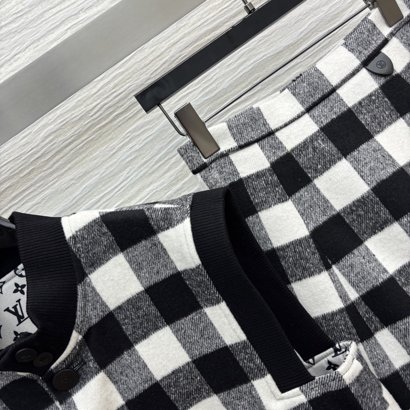 “Stylish Black and White Wool Suit Pack for Women, Ideal for Fall and Winter Fashion” - 图片 5