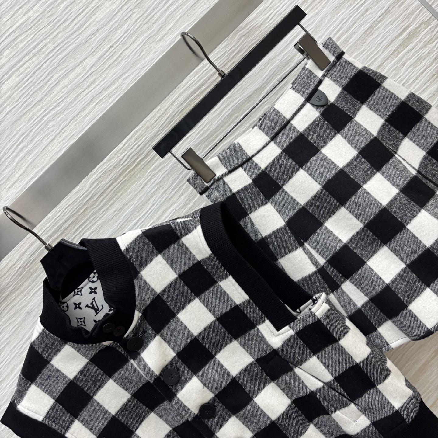 “Stylish Black and White Wool Suit Pack for Women, Ideal for Fall and Winter Fashion” - 图片 4