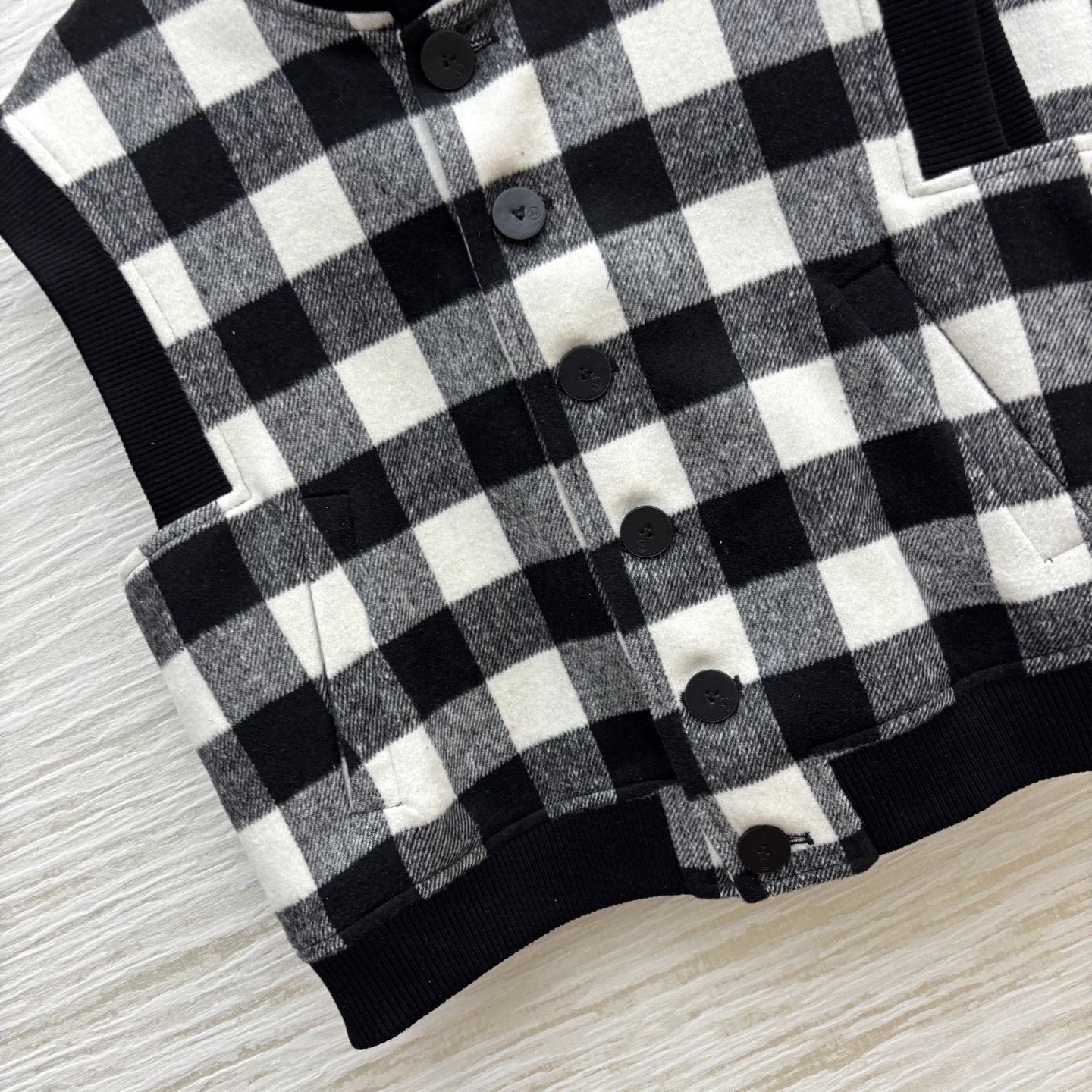 “Stylish Black and White Wool Suit Pack for Women, Ideal for Fall and Winter Fashion” - 图片 6