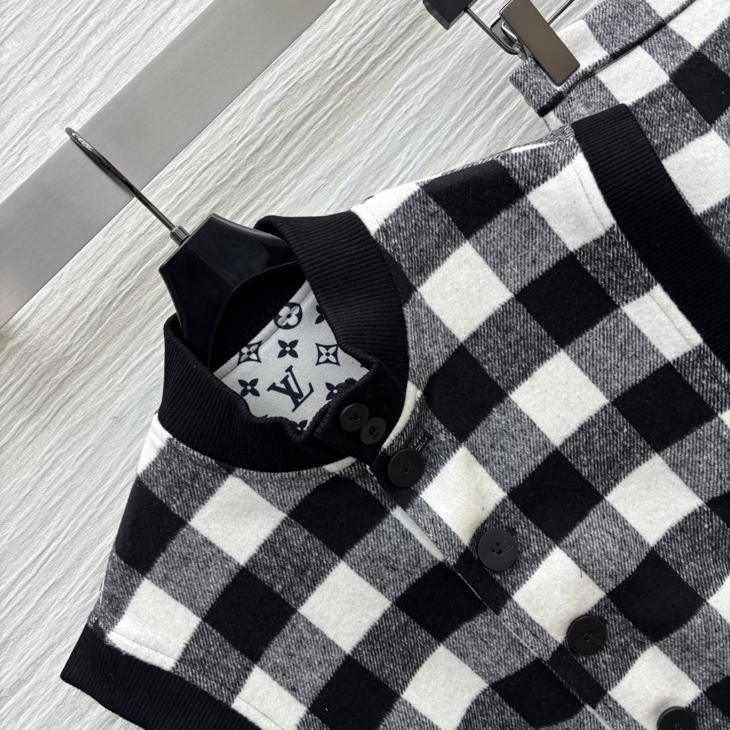 “Stylish Black and White Wool Suit Pack for Women, Ideal for Fall and Winter Fashion” - 图片 2