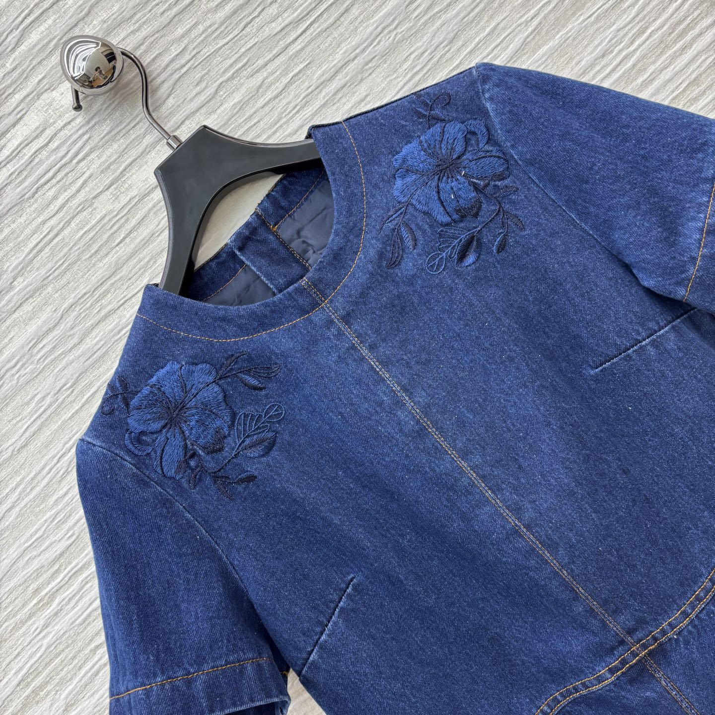 Title: Women’s Embroidered Cowboy Dress for G’s 25th Anniversary Collection Summary: A unique women’s suit with embroidered cowboy dress, high-waist skirts, and special-off cow - 图片 5