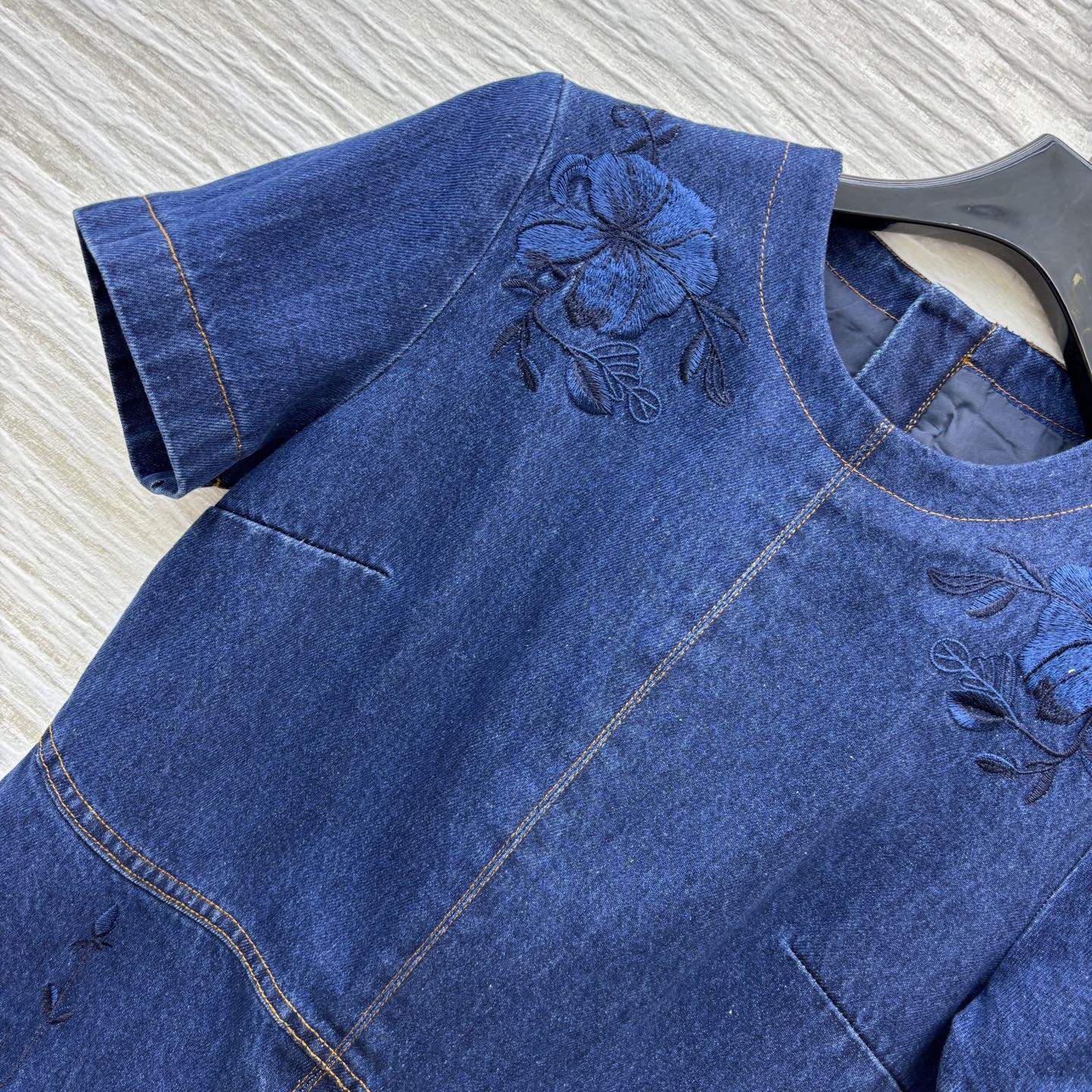 Title: Women’s Embroidered Cowboy Dress for G’s 25th Anniversary Collection Summary: A unique women’s suit with embroidered cowboy dress, high-waist skirts, and special-off cow - 图片 3