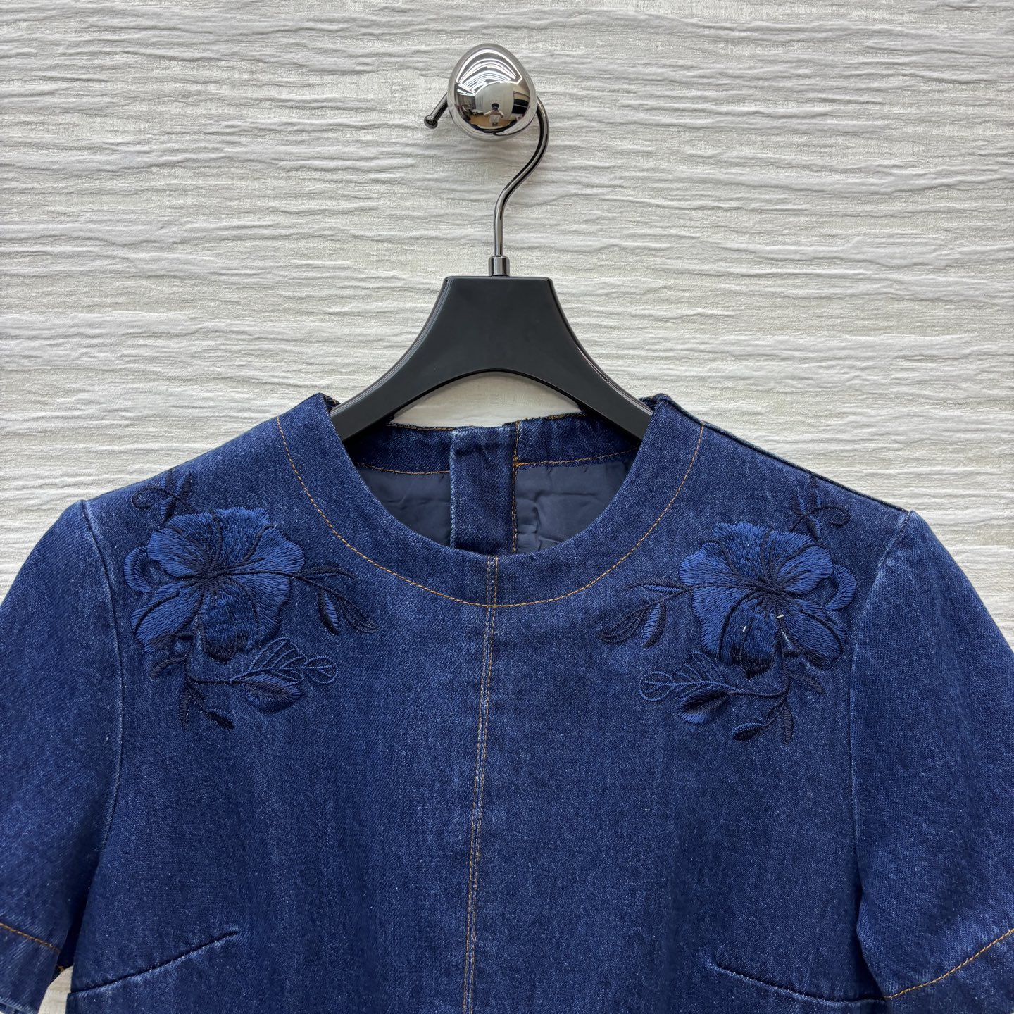 Title: Women’s Embroidered Cowboy Dress for G’s 25th Anniversary Collection Summary: A unique women’s suit with embroidered cowboy dress, high-waist skirts, and special-off cow - 图片 2
