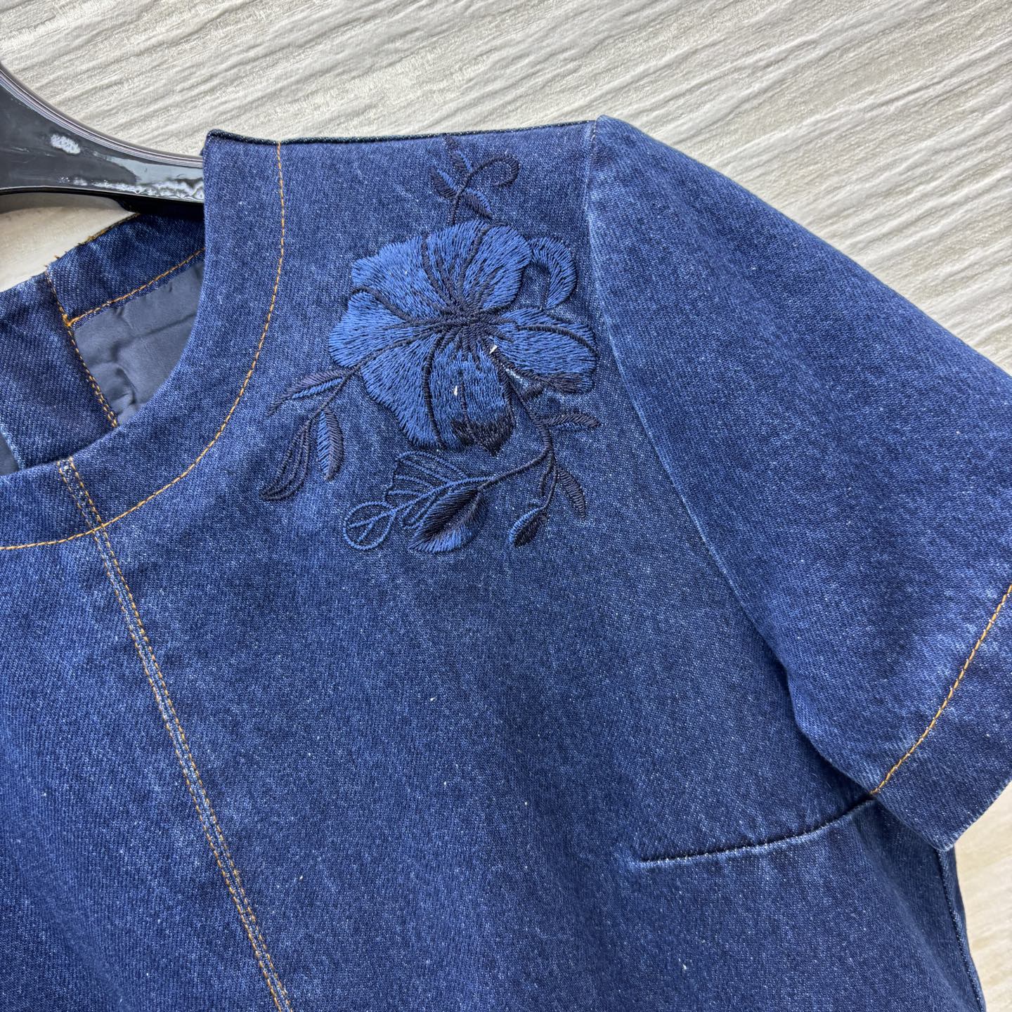 Title: Women’s Embroidered Cowboy Dress for G’s 25th Anniversary Collection Summary: A unique women’s suit with embroidered cowboy dress, high-waist skirts, and special-off cow - 图片 4