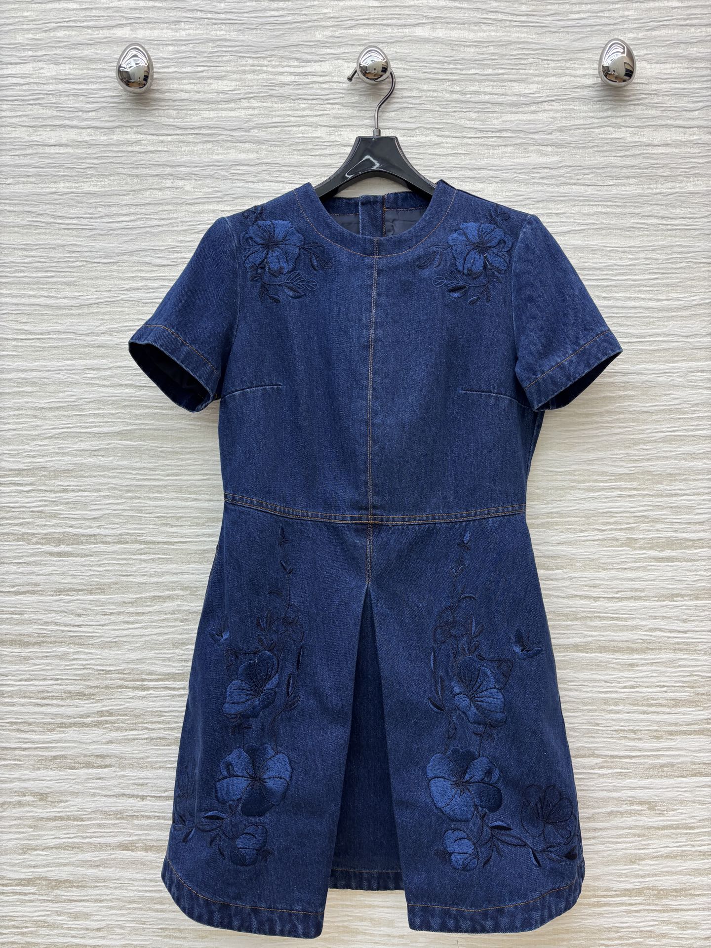 Title: Women’s Embroidered Cowboy Dress for G’s 25th Anniversary Collection Summary: A unique women’s suit with embroidered cowboy dress, high-waist skirts, and special-off cow - 图片 1