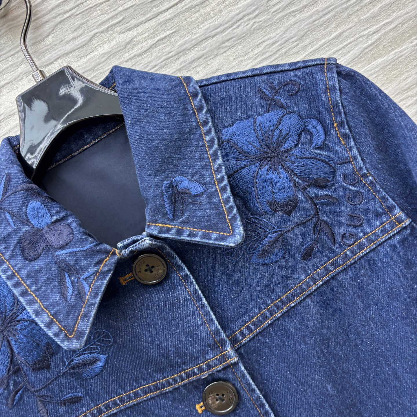 “Vintage Female Dress: P792 Heavy-Skinned Cowboy Jacket with Embroidery, Tailoring Logo, and Blue-Washed Cowgirl Style” - 图片 4