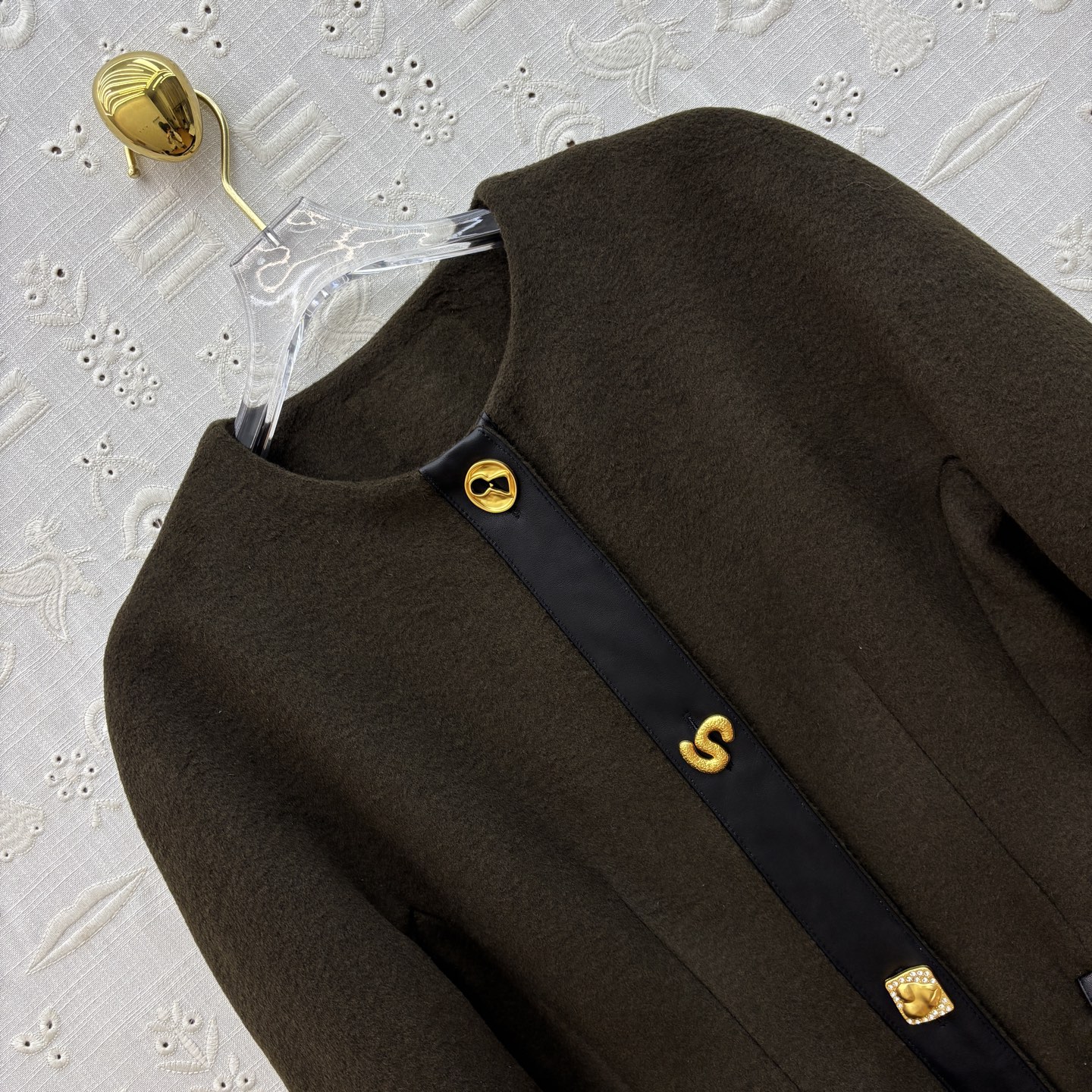 Sch秋冬新款 异形扣羊毛呢大衣外套 上身就是满满的气场感 带有复古风格 搭配起来很时髦 排扣拼接真皮设