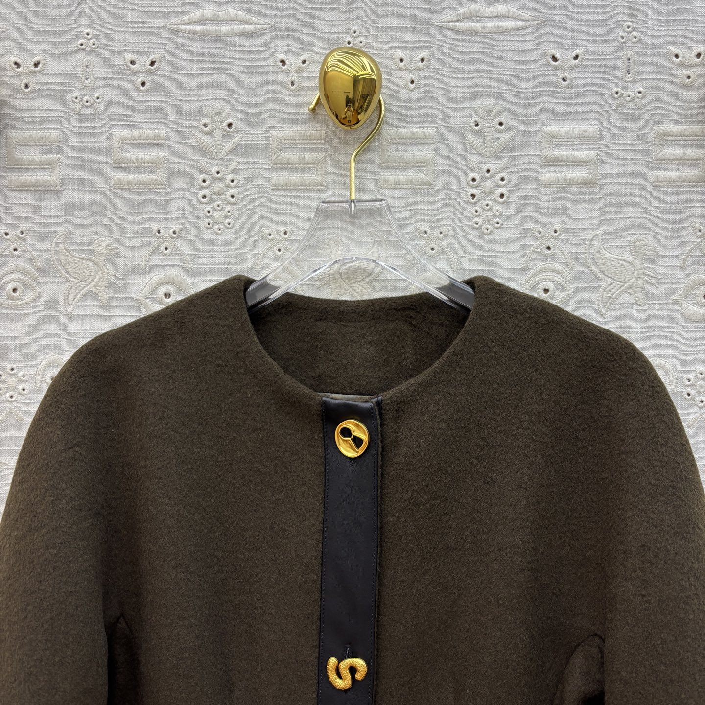 Sch秋冬新款 异形扣羊毛呢大衣外套 上身就是满满的气场感 带有复古风格 搭配起来很时髦 排扣拼接真皮设