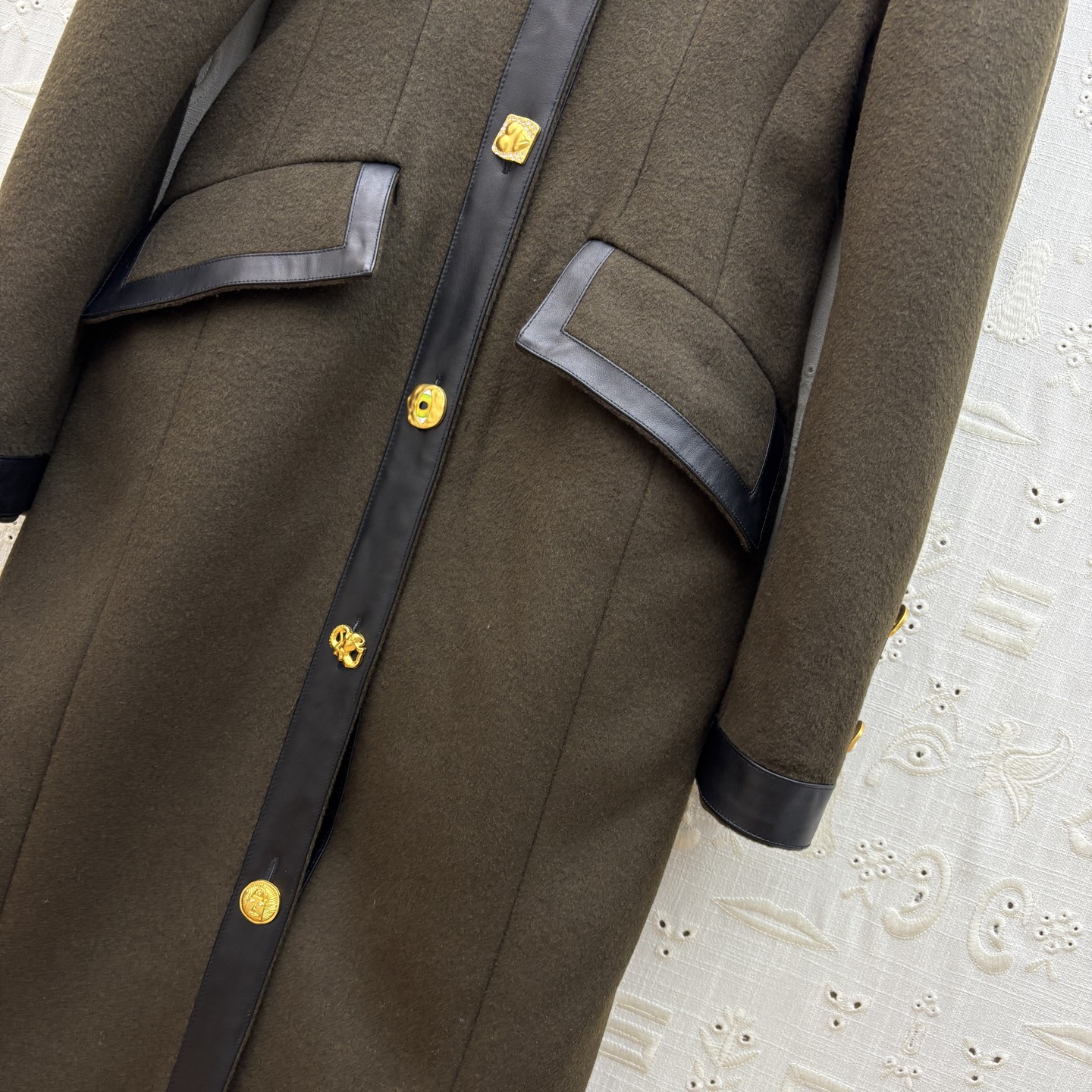 Sch秋冬新款 异形扣羊毛呢大衣外套 上身就是满满的气场感 带有复古风格 搭配起来很时髦 排扣拼接真皮设