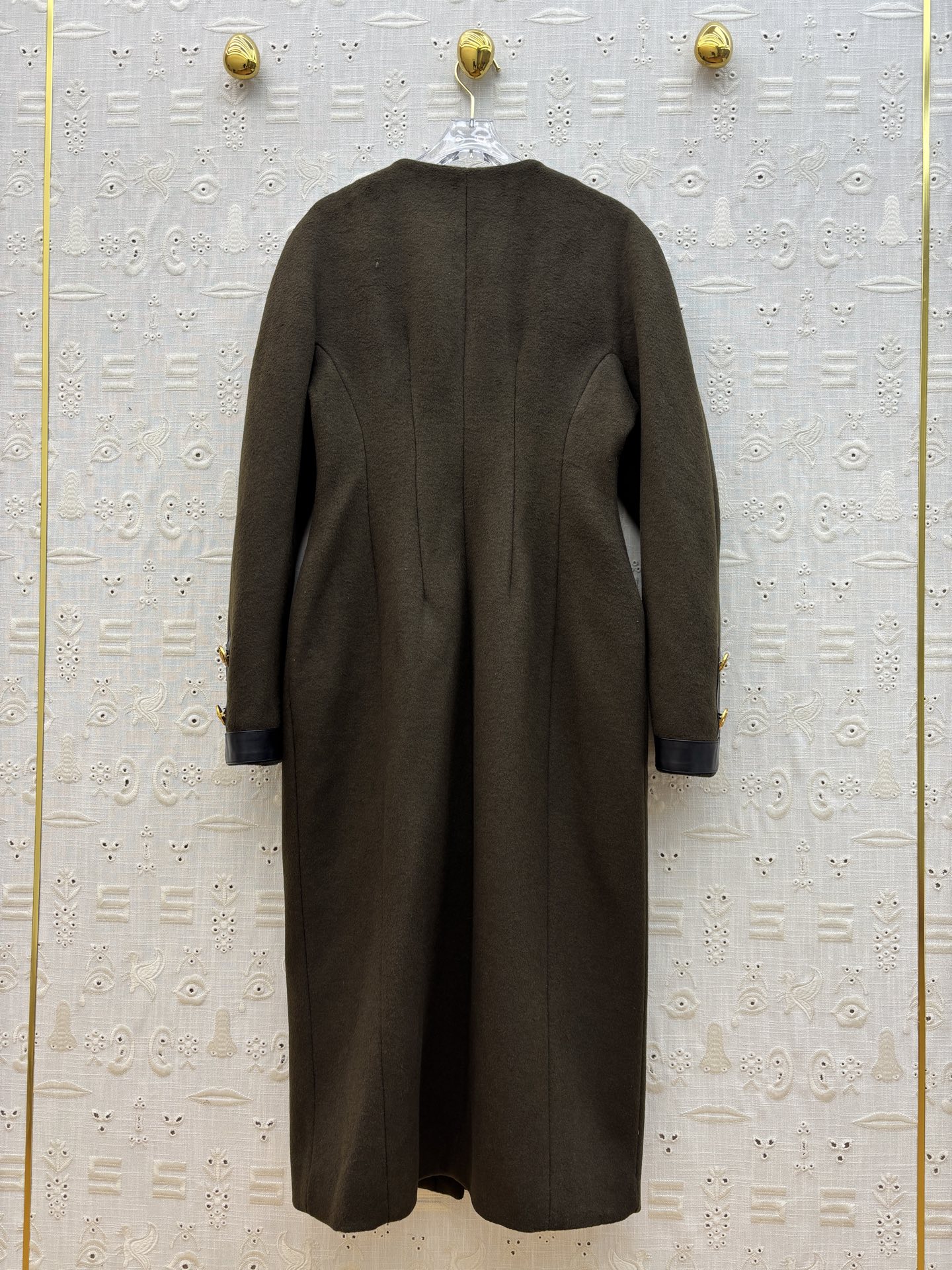 Sch秋冬新款 异形扣羊毛呢大衣外套 上身就是满满的气场感 带有复古风格 搭配起来很时髦 排扣拼接真皮设