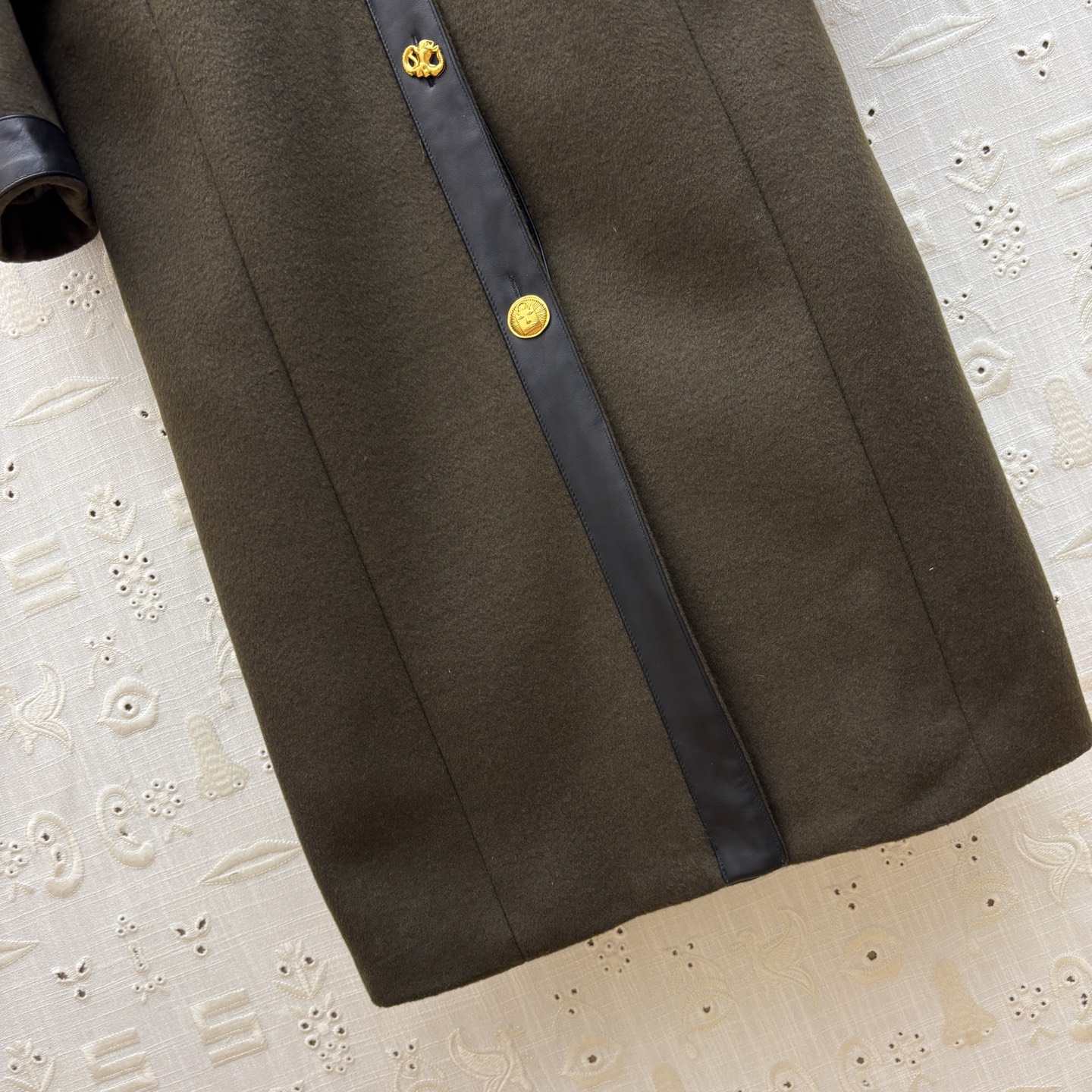 Sch秋冬新款 异形扣羊毛呢大衣外套 上身就是满满的气场感 带有复古风格 搭配起来很时髦 排扣拼接真皮设