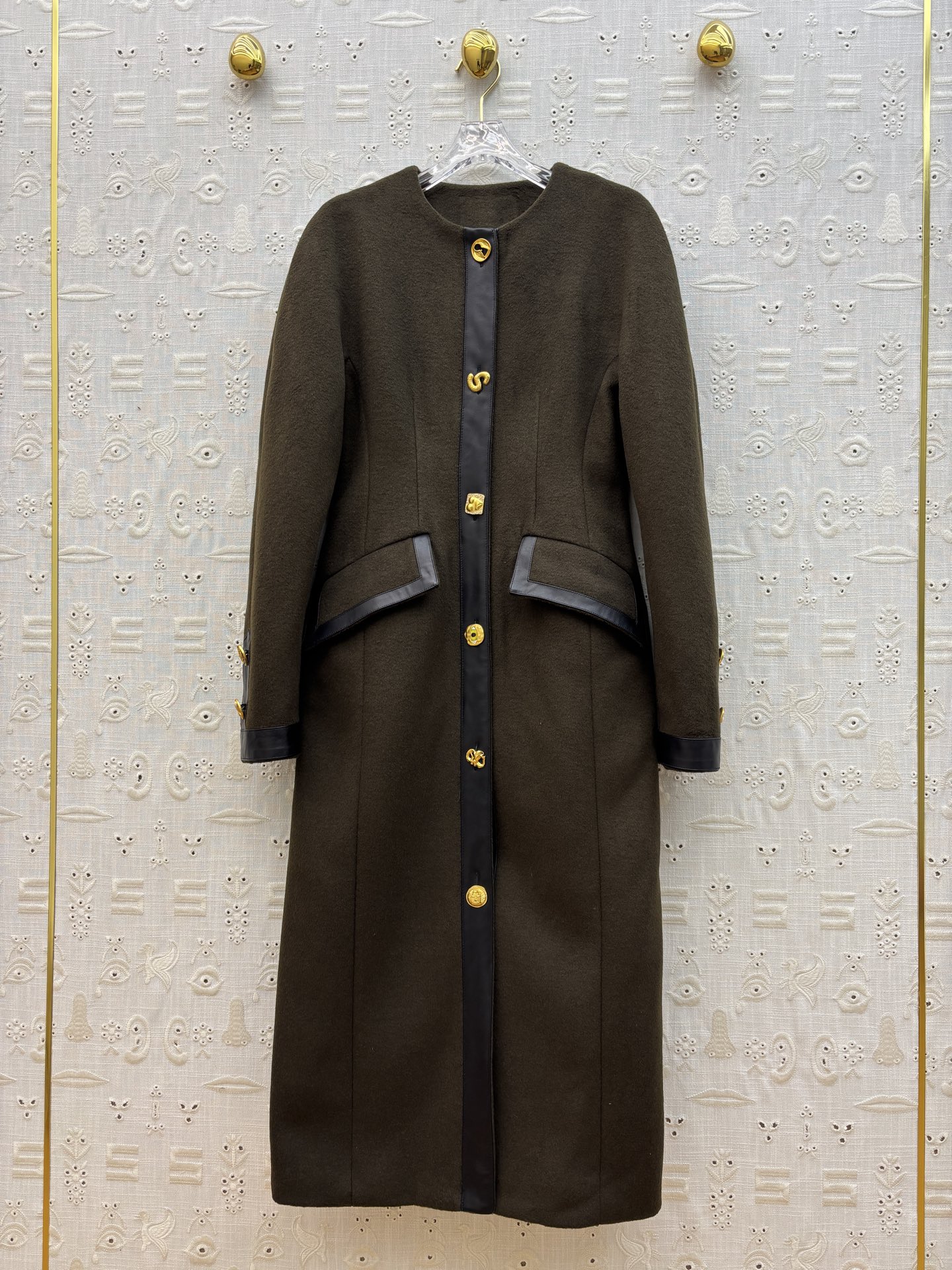 Sch秋冬新款 异形扣羊毛呢大衣外套 上身就是满满的气场感 带有复古风格 搭配起来很时髦 排扣拼接真皮设