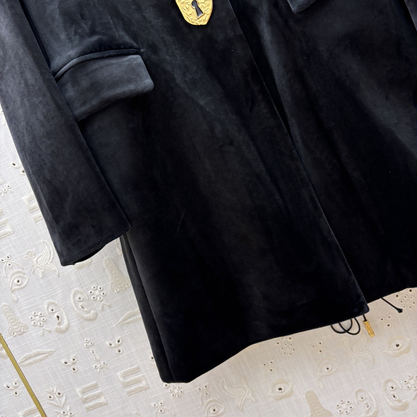 Elegant Velvet Overcoat with Lock Detail - Chic Mid-Length Jacket 7 i1755859447749 118 0 3