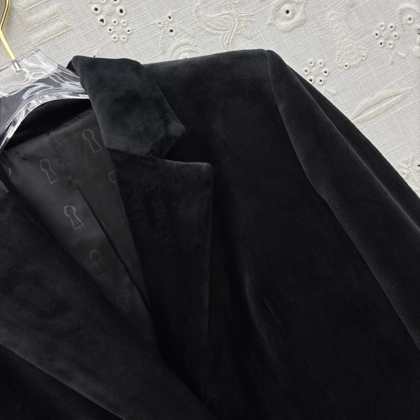 Elegant Velvet Overcoat with Lock Detail - Chic Mid-Length Jacket 6 i1755859447820 4882 0 5